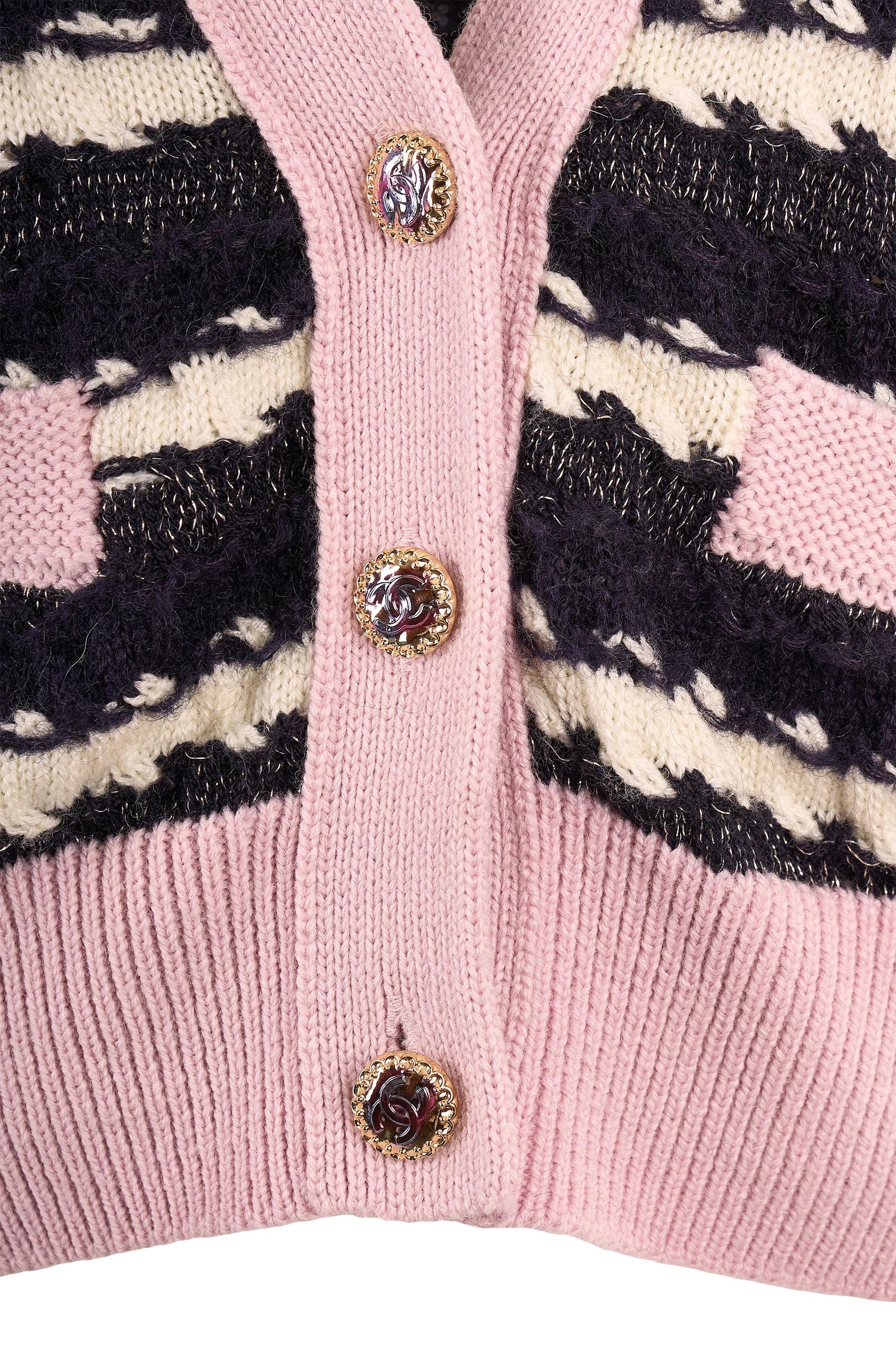 Nero Chanel A/I 2022 - Cardigan a righe rosa in vendita