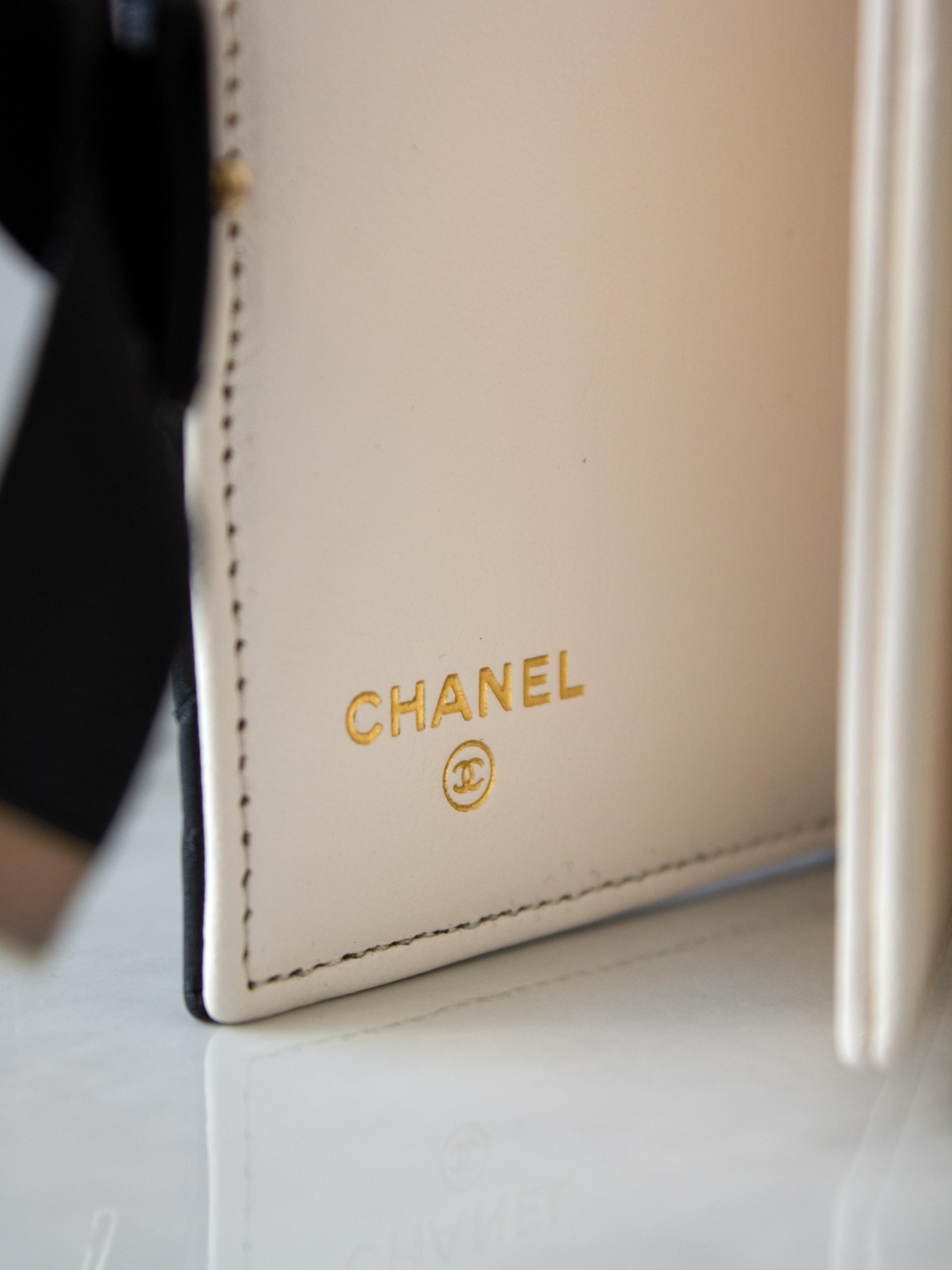 Chanel F/W2022 Black Lambskin Book Bow CC Logo AP2953 22B Cardholder 5