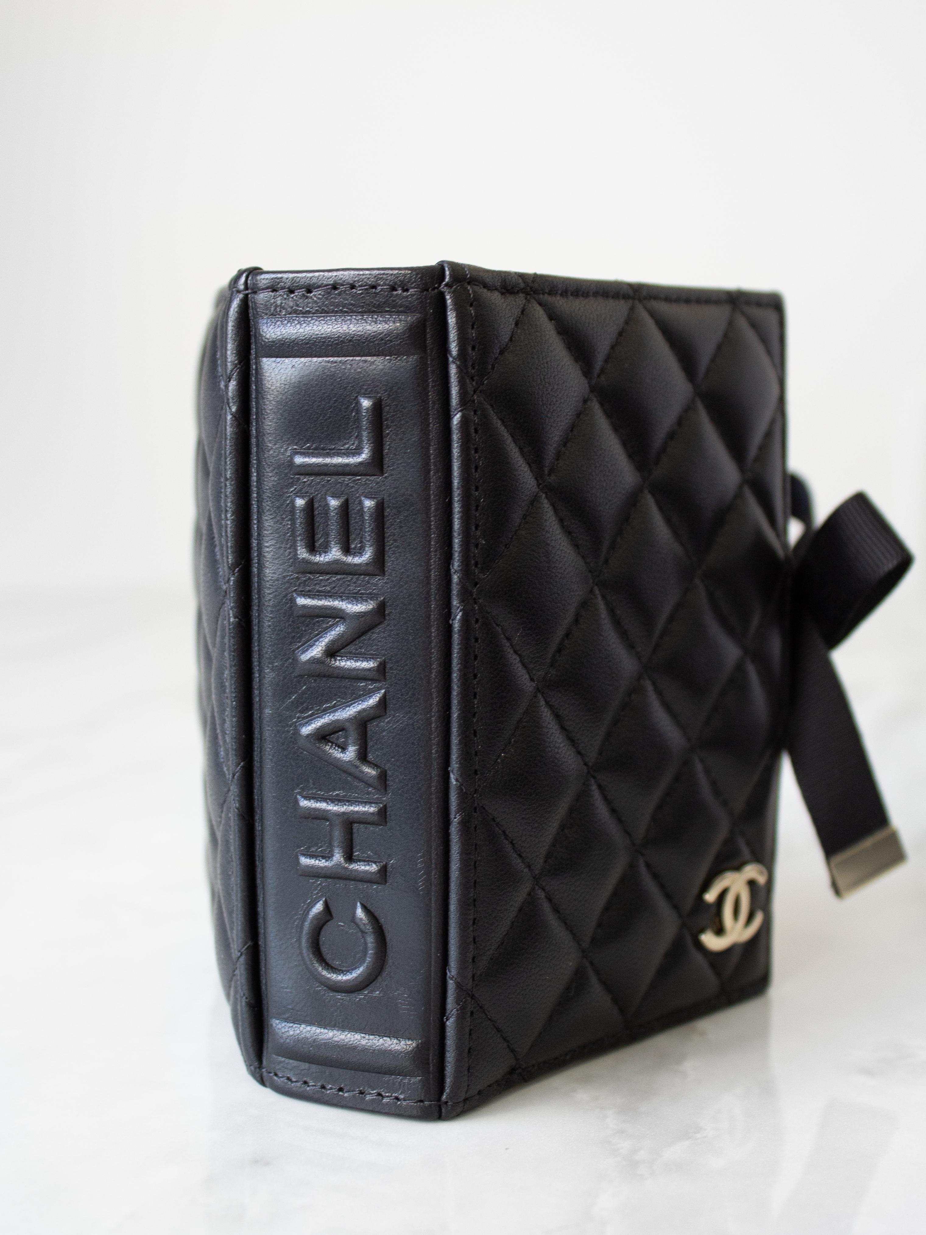 Chanel F/W2022 Black Lambskin Book Bow CC Logo AP2953 22B Cardholder 9