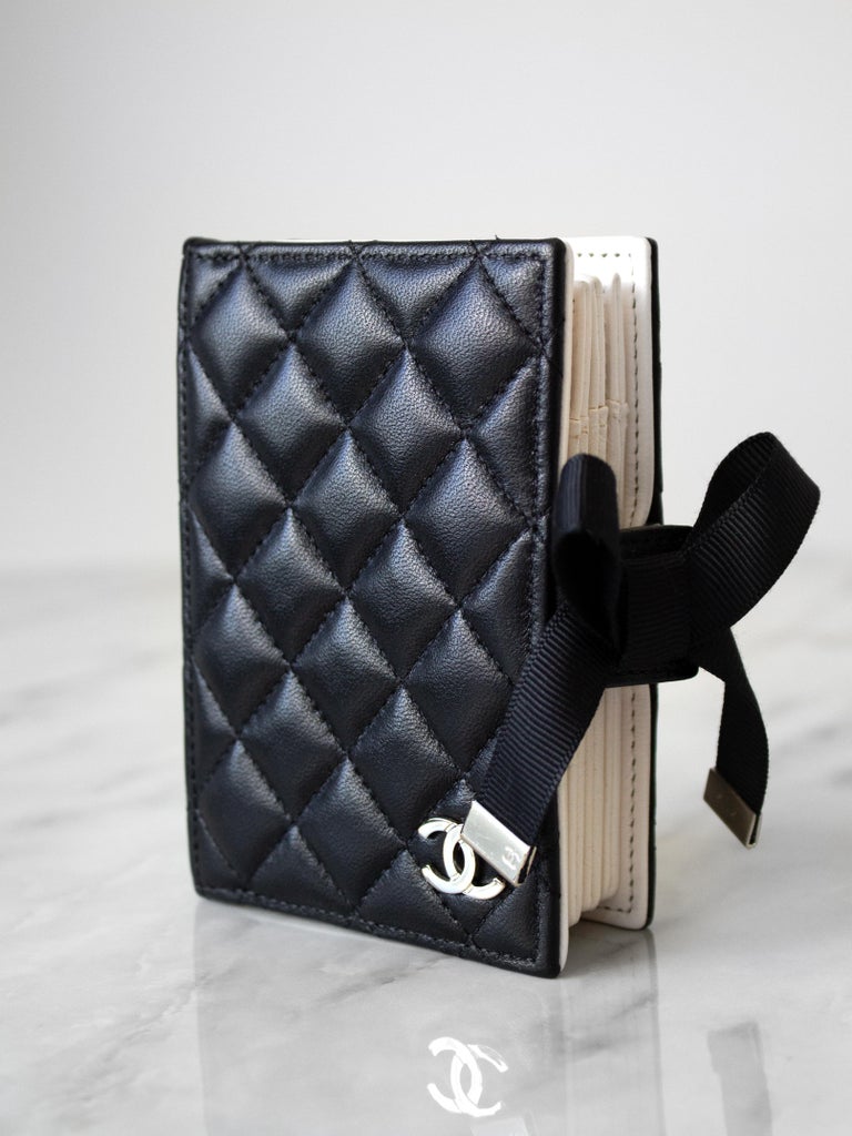 Chanel F/W2022 Black Lambskin Book Bow CC Logo AP2953 22B Cardholder
