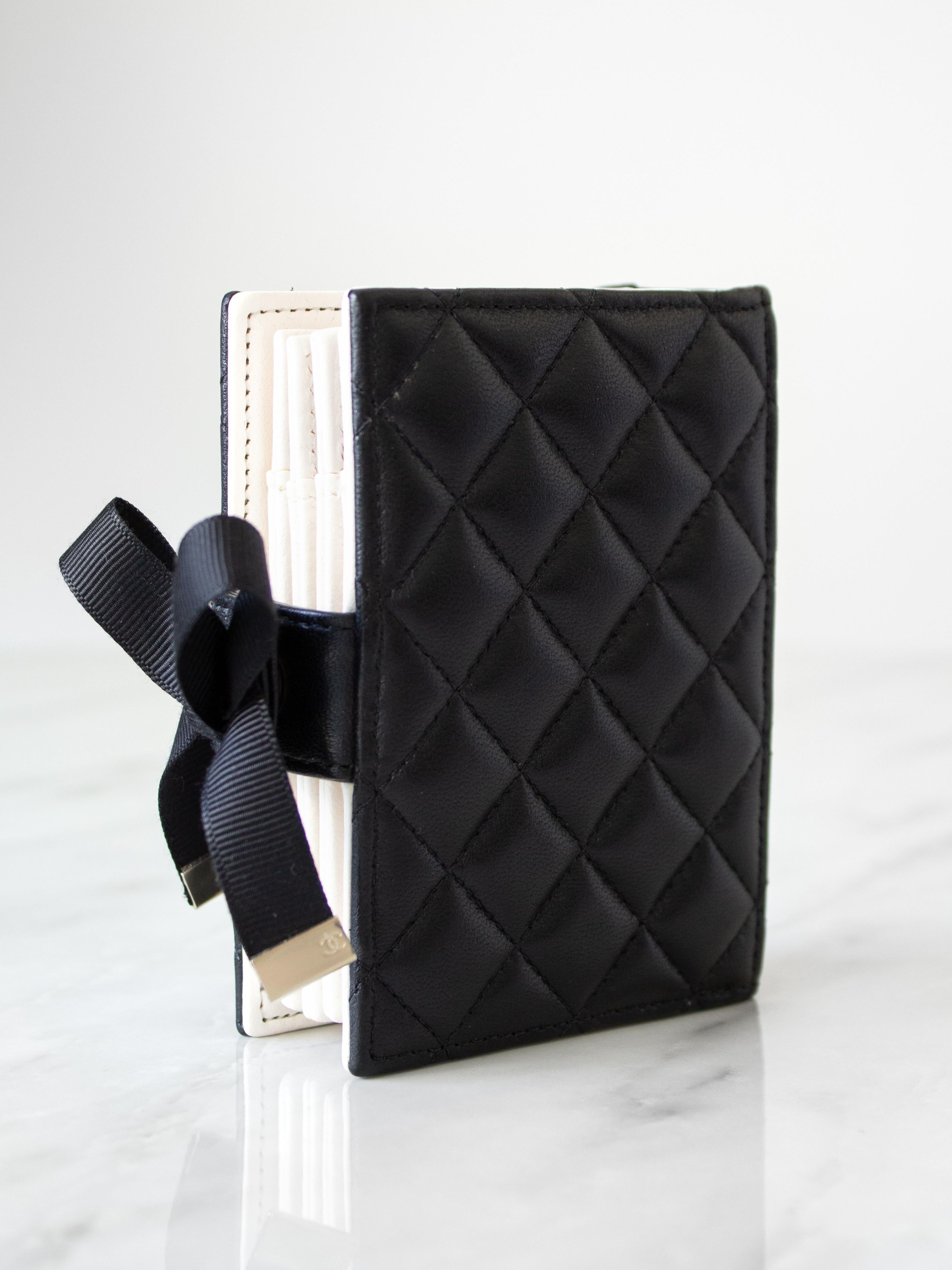 Chanel F/W2022 Black Lambskin Book Bow CC Logo AP2953 22B Cardholder In Excellent Condition In Jersey City, NJ