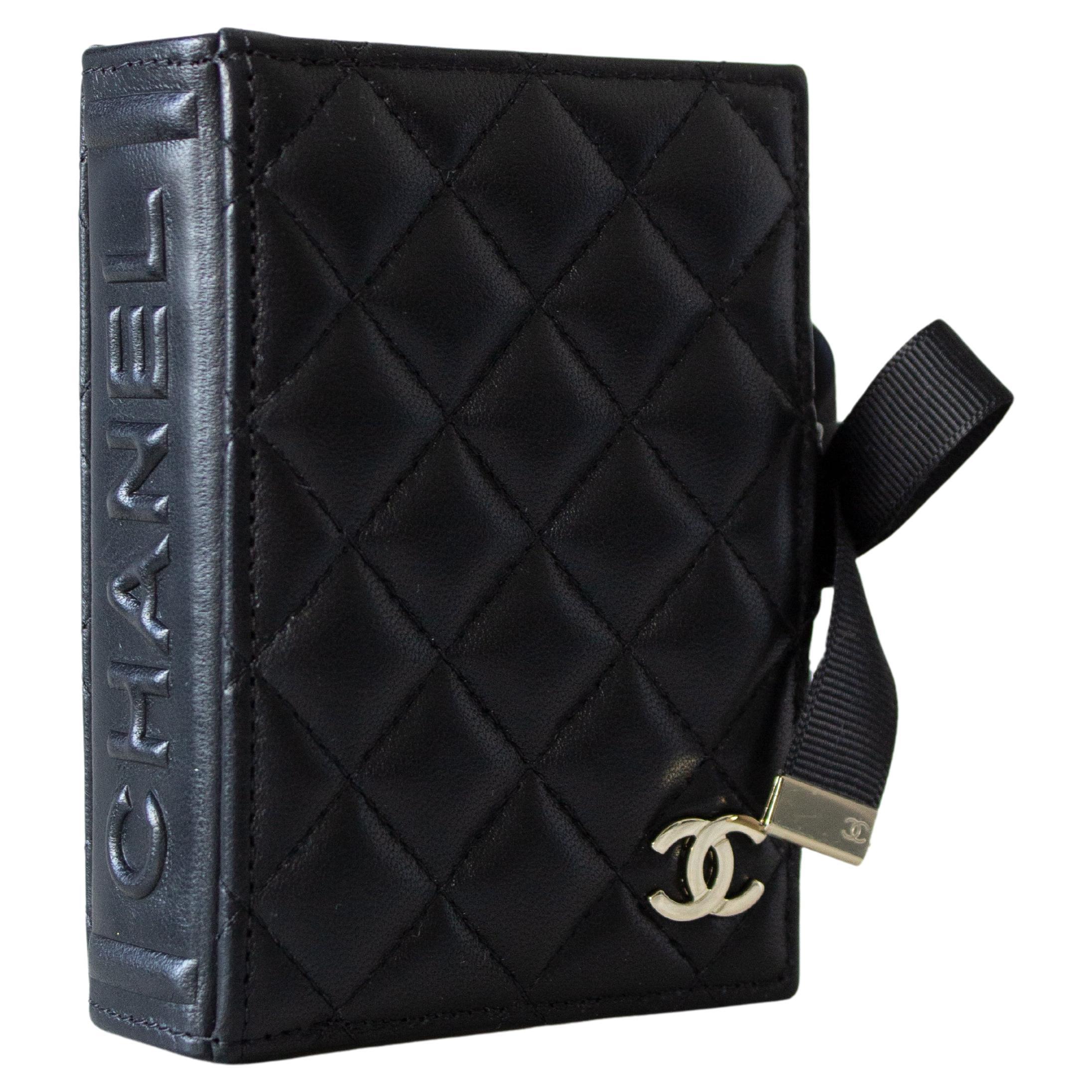 Chanel F/W2022 Black Lambskin Book Bow CC Logo AP2953 22B Cardholder at  1stDibs