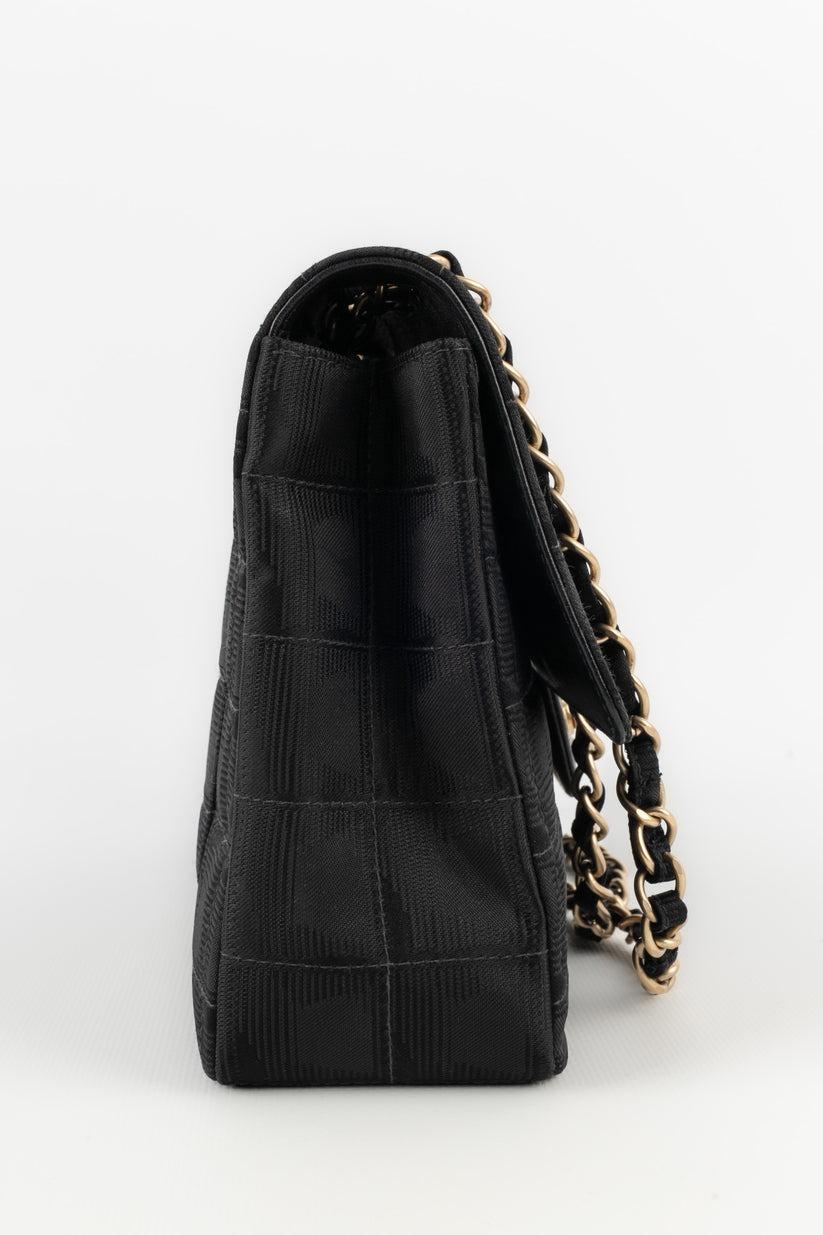  Sac en tissu Timeless de Chanel avec le logo CC en relief, 2003/2004 Pour femmes 