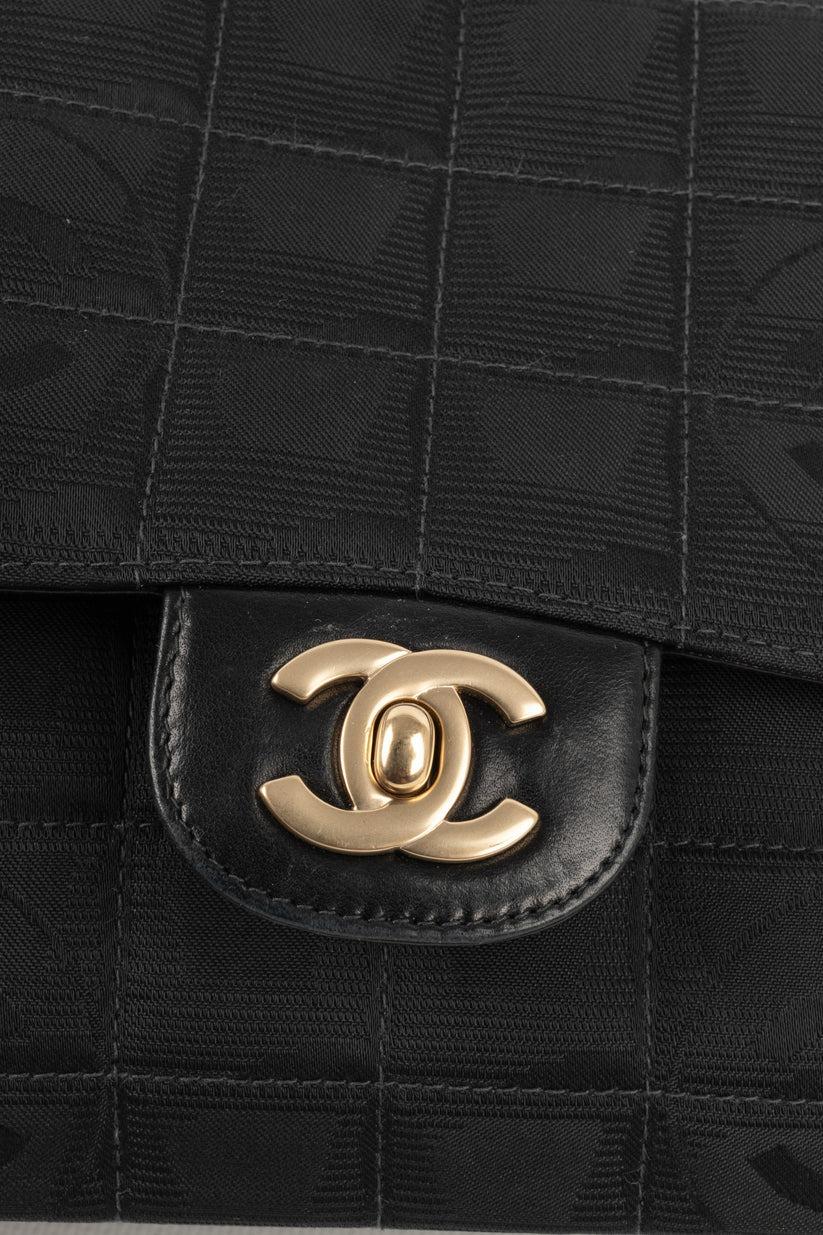 Sac en tissu Timeless de Chanel avec le logo CC en relief, 2003/2004 en vente 3