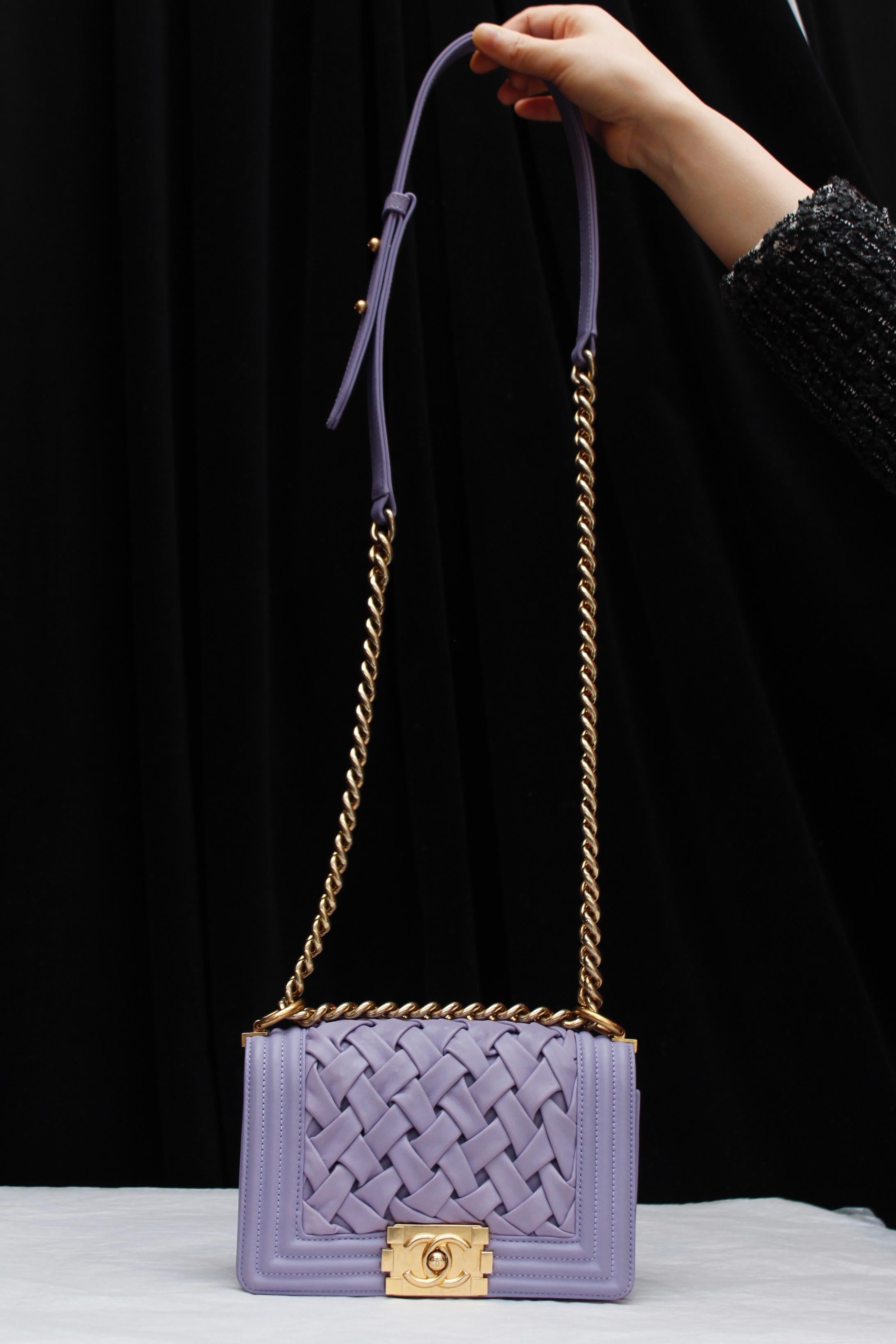 CHANEL (Made in France) Fabulous BOY bag in mauve lambskin. The flap is composed of woven leather strips. It can be worn over the shoulder or cross-body, thanks to a mate gilded metal chain with mauve leather strap. Gilded metal CC kiss lock. Sand