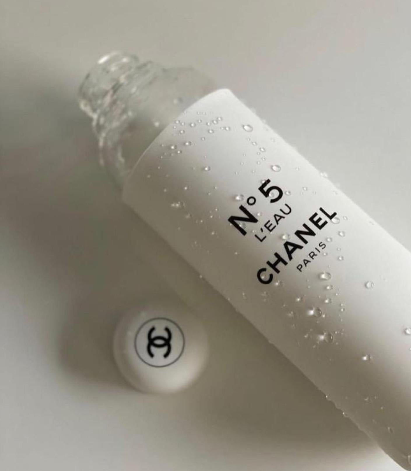 A glass water bottle (590 ml) whose label adopts the same visual identity as the N°5 perfume bottle.
N°5 is the most iconic fragrance of the century. A radical creation that revolutionized the traditions of its era. A design piece turned icon that