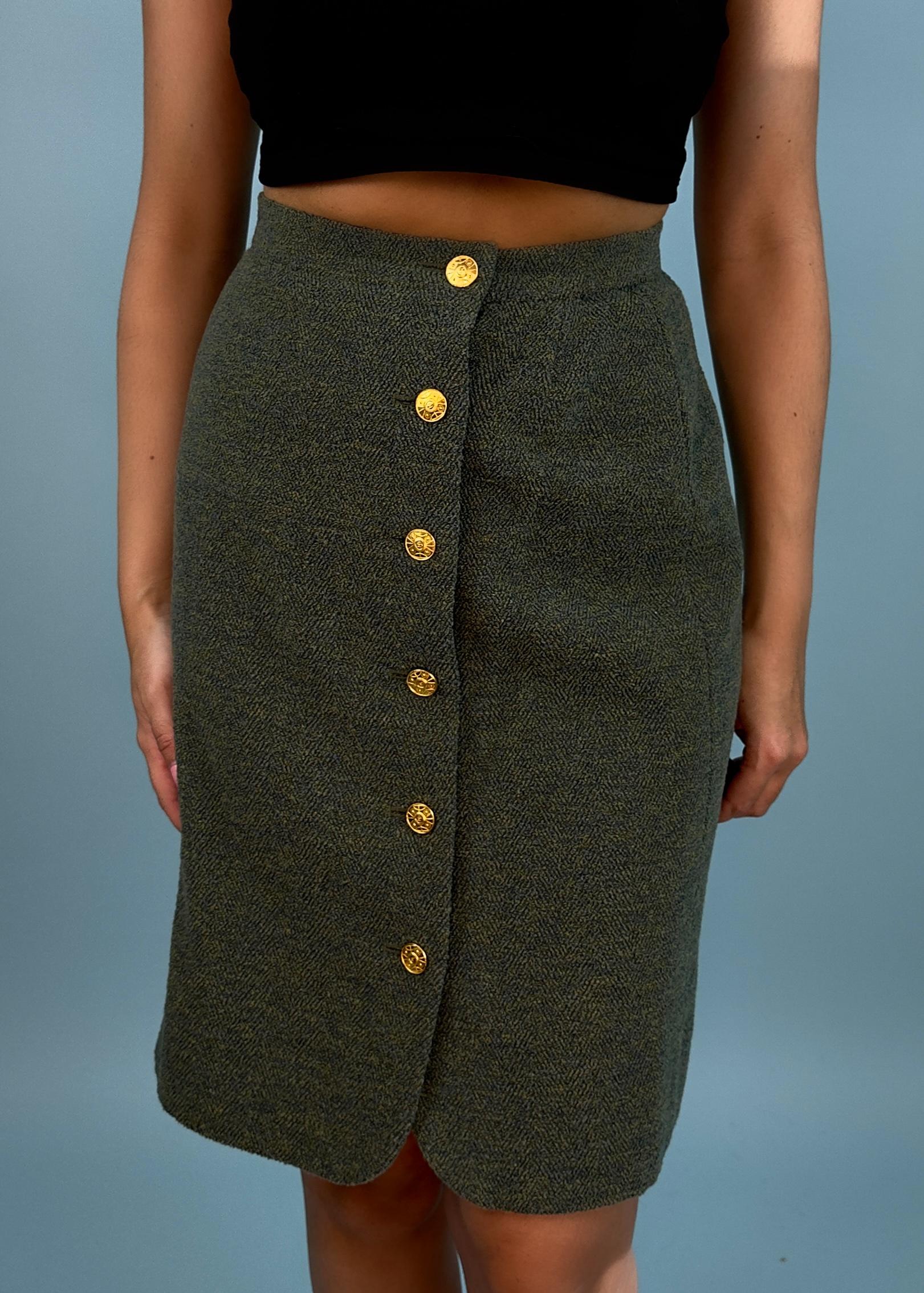 Chanel Fall 1989 Runway Green Boucle Fur Pom Trim Jacket & Skirt Suit Set For Sale 2