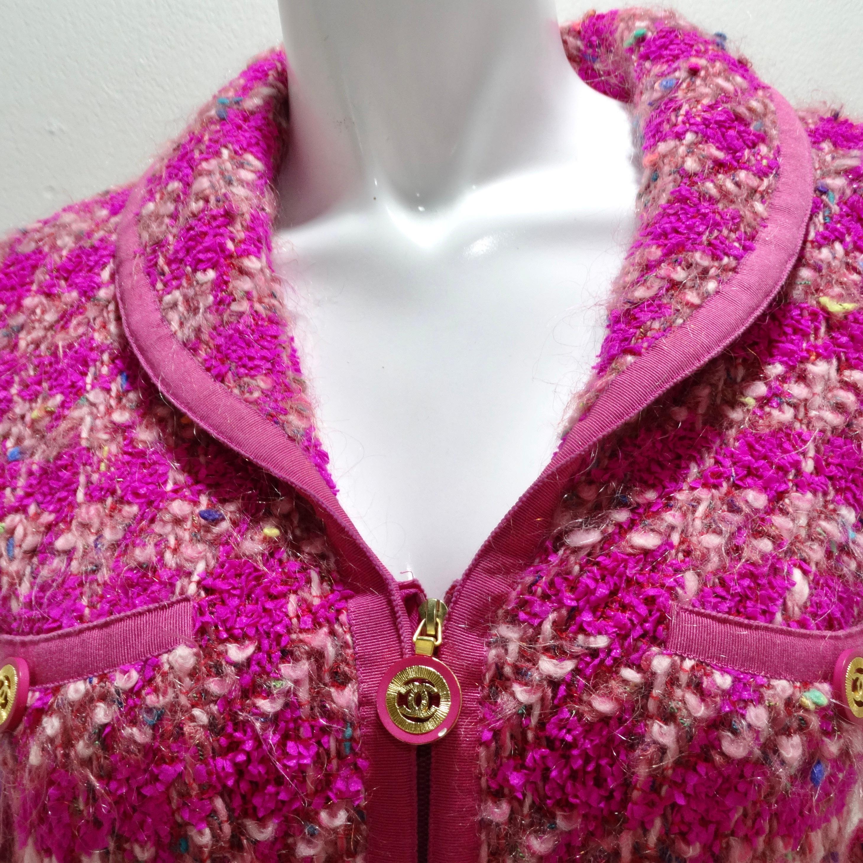 Entrez dans l'incarnation du glamour avec la veste en tweed rose vif de l'automne 1991 de Chanel, un chef-d'œuvre de luxe et d'espièglerie. Cette exquise veste zippée allie une sophistication intemporelle à une touche de fun. Vous apprécierez les