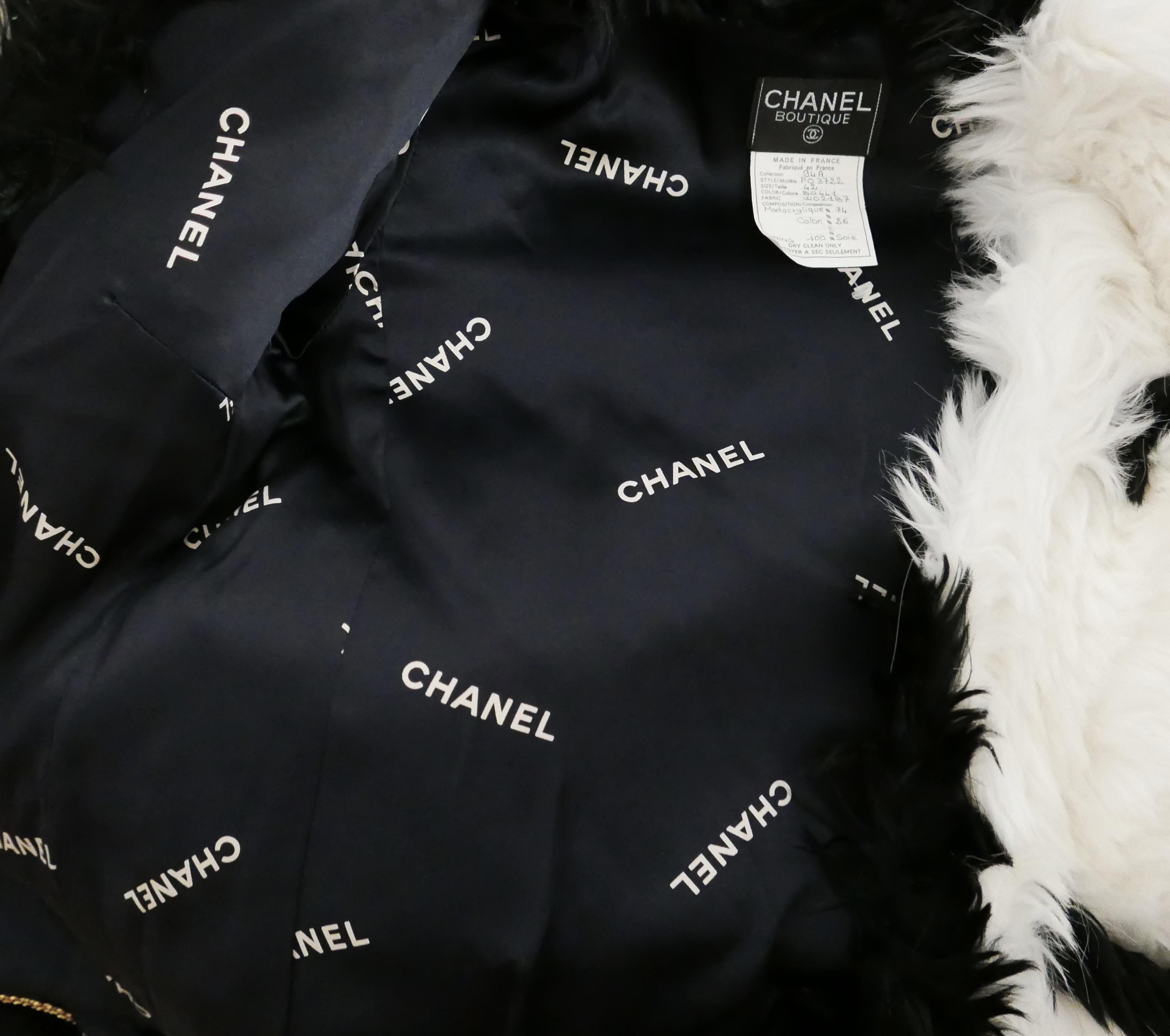 Gris Chanel Automne 1994 Manteau en fausse fourrure noir et blanc en vente