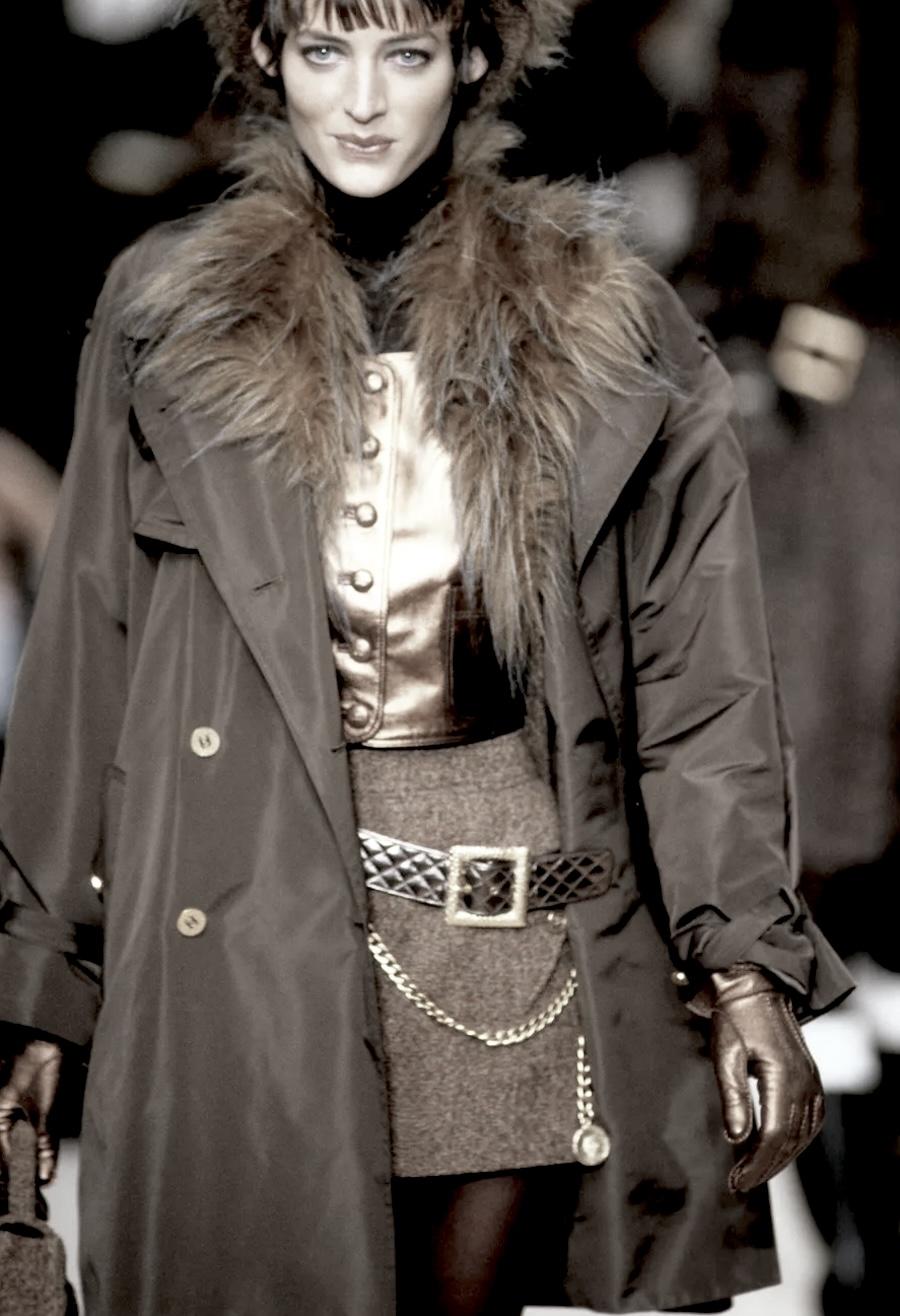 Manteau Chanel vintage absolument incroyable, super rare et jamais porté, issu du défilé de l'automne 1996. Réalisé en laine épaisse rouge vif, avec une doublure en soie rouge lisse et de superbes boutons Gripoix dorés. Il est coupé au niveau des