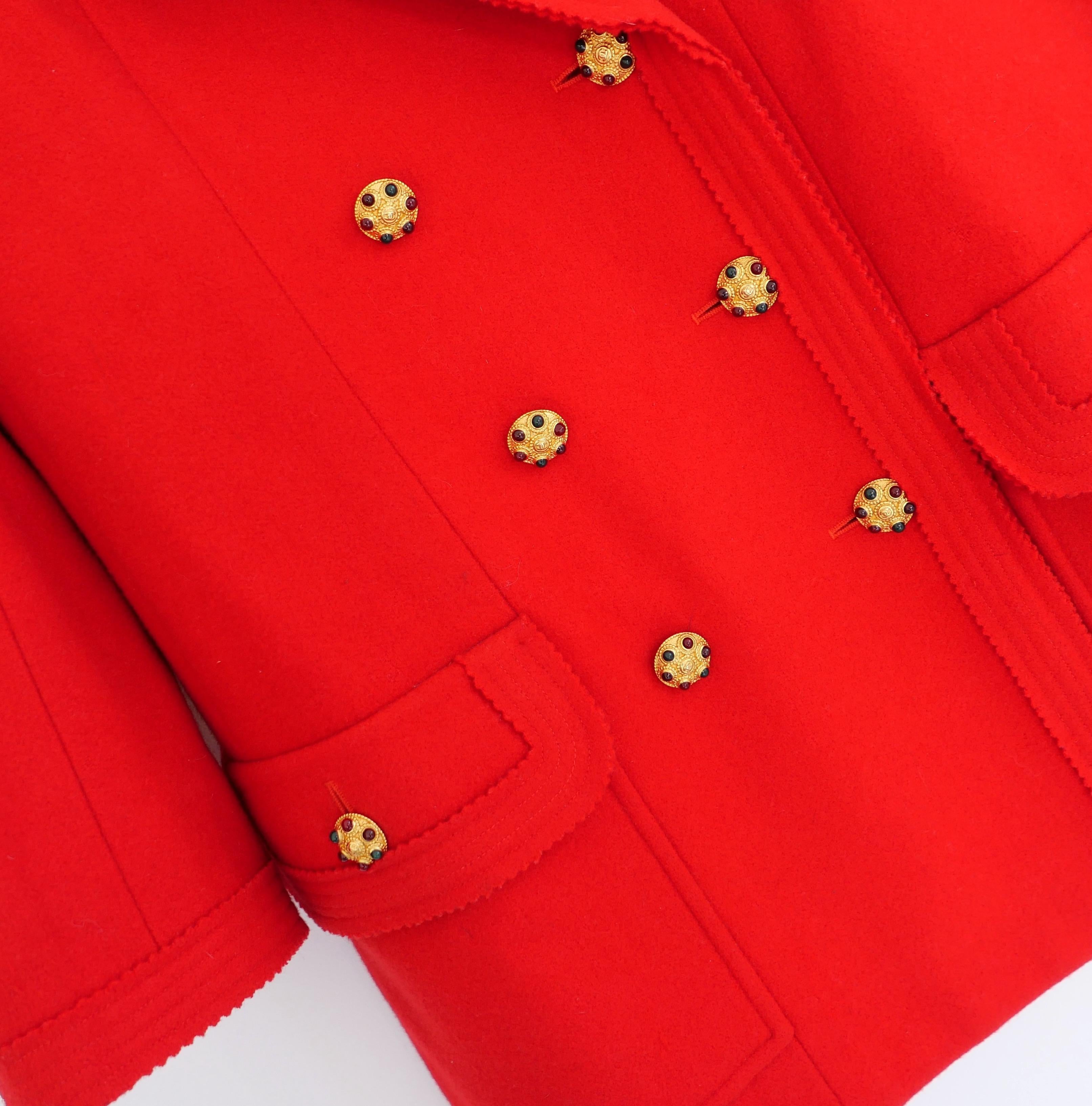 Assolutamente incredibile, rarissimo cappotto Chanel vintage non indossato della sfilata Autunno 1996. Realizzato in lana spessa di colore rosso brillante, con una fodera in seta liscia rossa e splendidi bottoni Gripoix dorati. Ha un taglio lungo