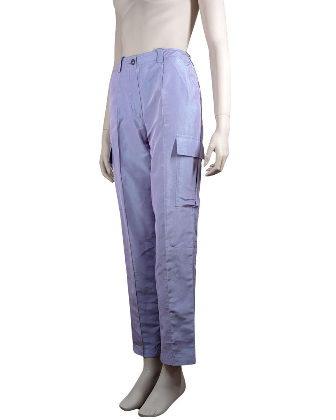 Chanel Fall1996 runway neon lila cargo pants.

. High waist
· Silver tone CC monogram logo
· Two pockets each sides
. Iridescent fabric

Size Fits XS to S 36FR

Flat measurements : 

Waist : 35 cm
Hips : 47 cm
Inseam : 80 cm
Front rise : 24