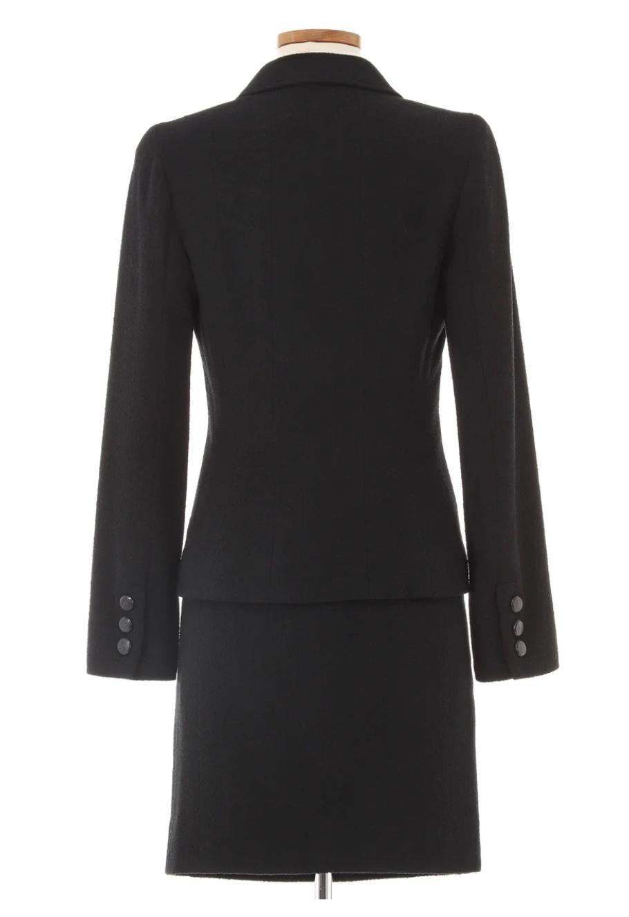 Herbst 1998 Chanel Schwarzer Rock Anzug. Klassisches und zeitloses Stück von Chanel aus schwarzer Wolle mit schwarzen Chanel Knöpfen. Can separat getragen werden für vielseitige Einzelstücke.

Markierte Größe (FR)36.