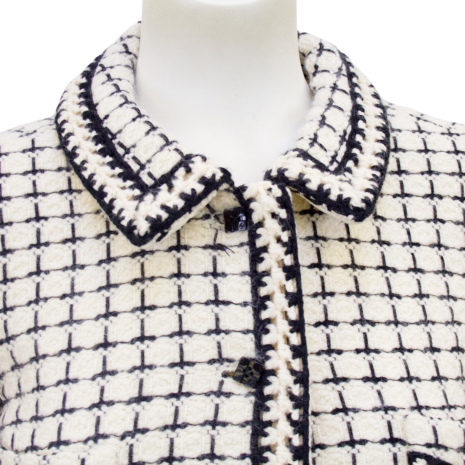 Chanel Fall 2000 White and Black Boucle Long Jacket In Excellent Condition For Sale In Toronto, Ontario
