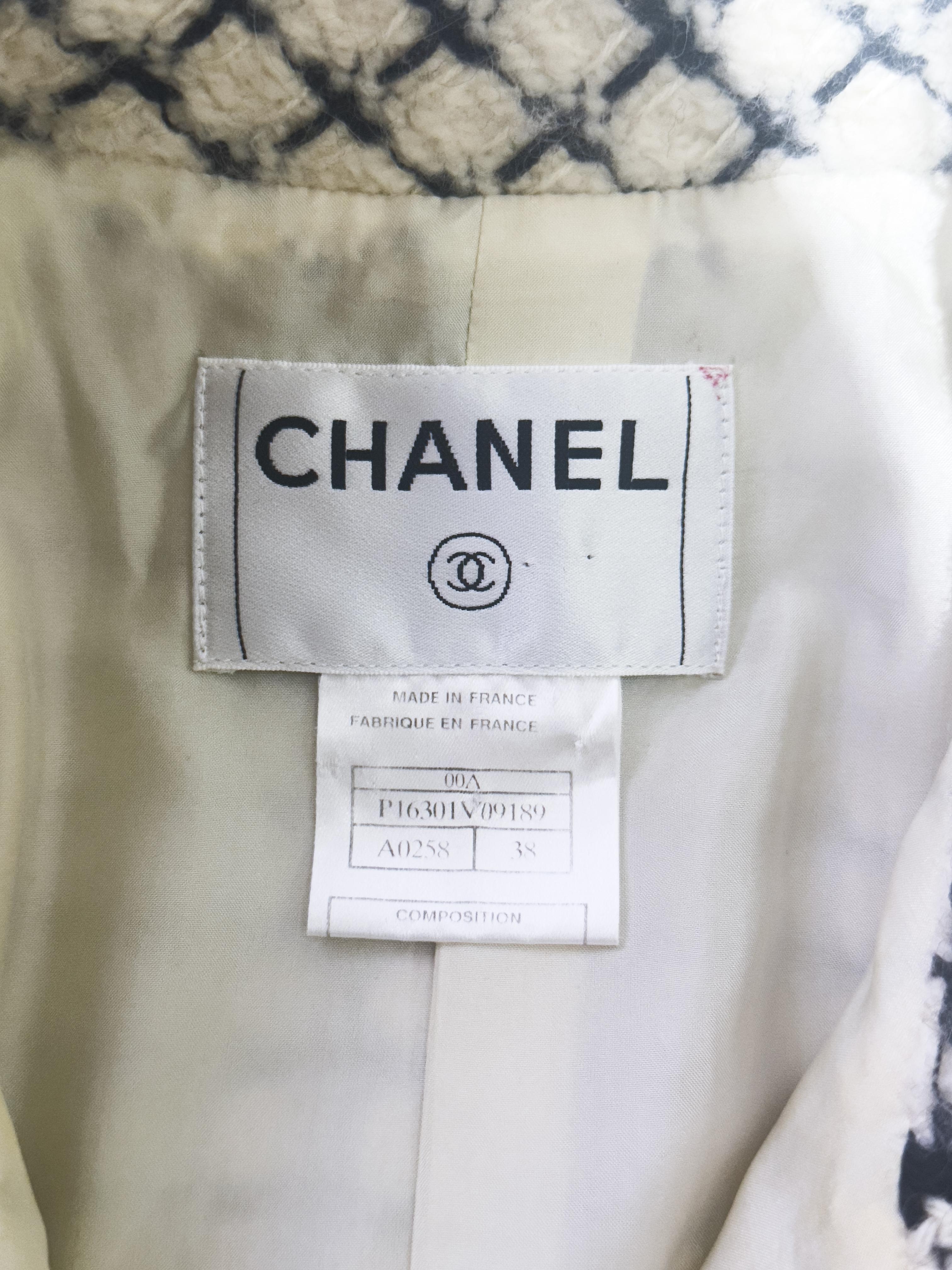 Chanel Fall 2000 White and Black Boucle Long Jacket For Sale 1