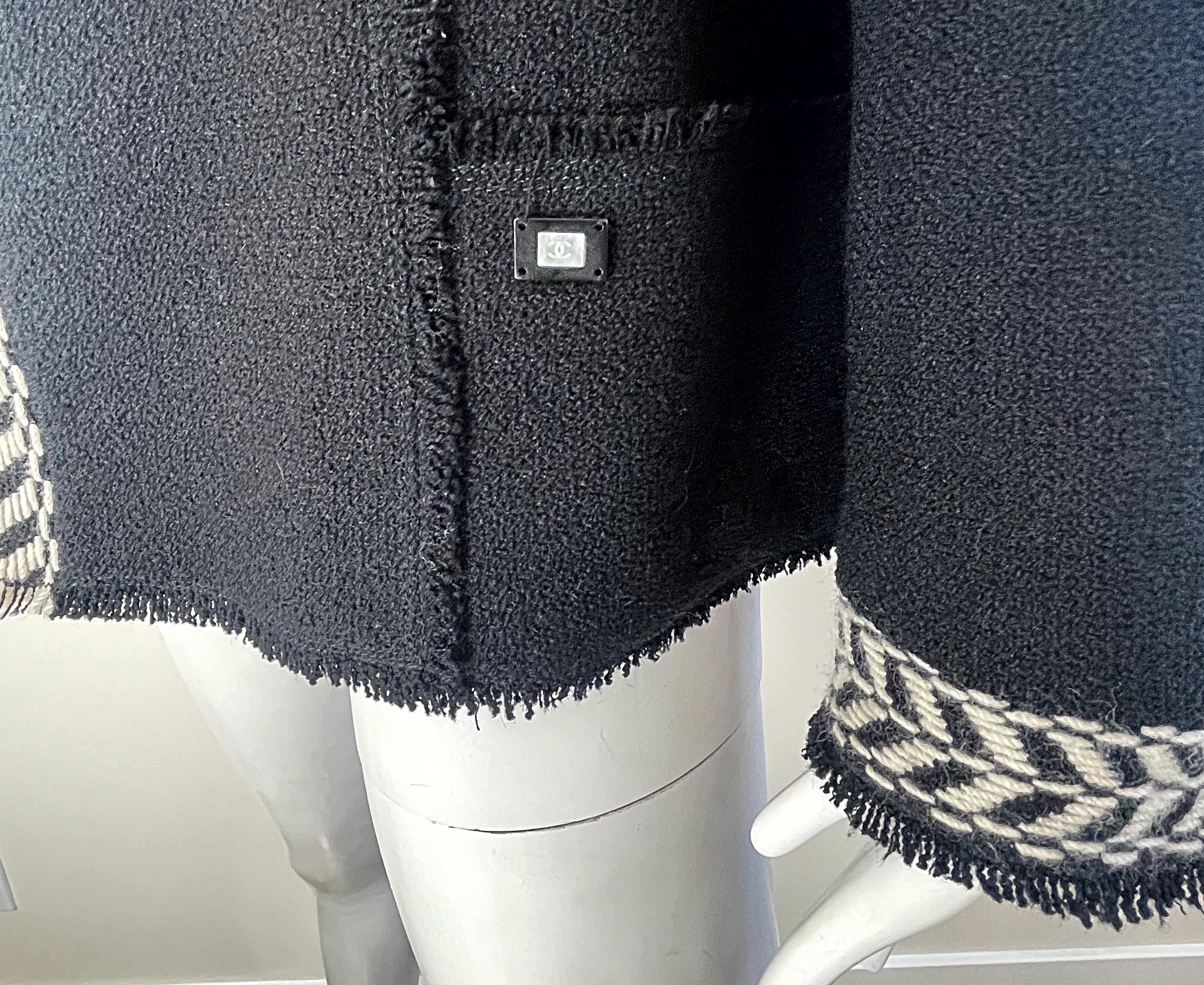 Chanel taglia 50 / US 14 16 Autunno 2004: giacca in tweed vintage in bianco e nero in vendita 8