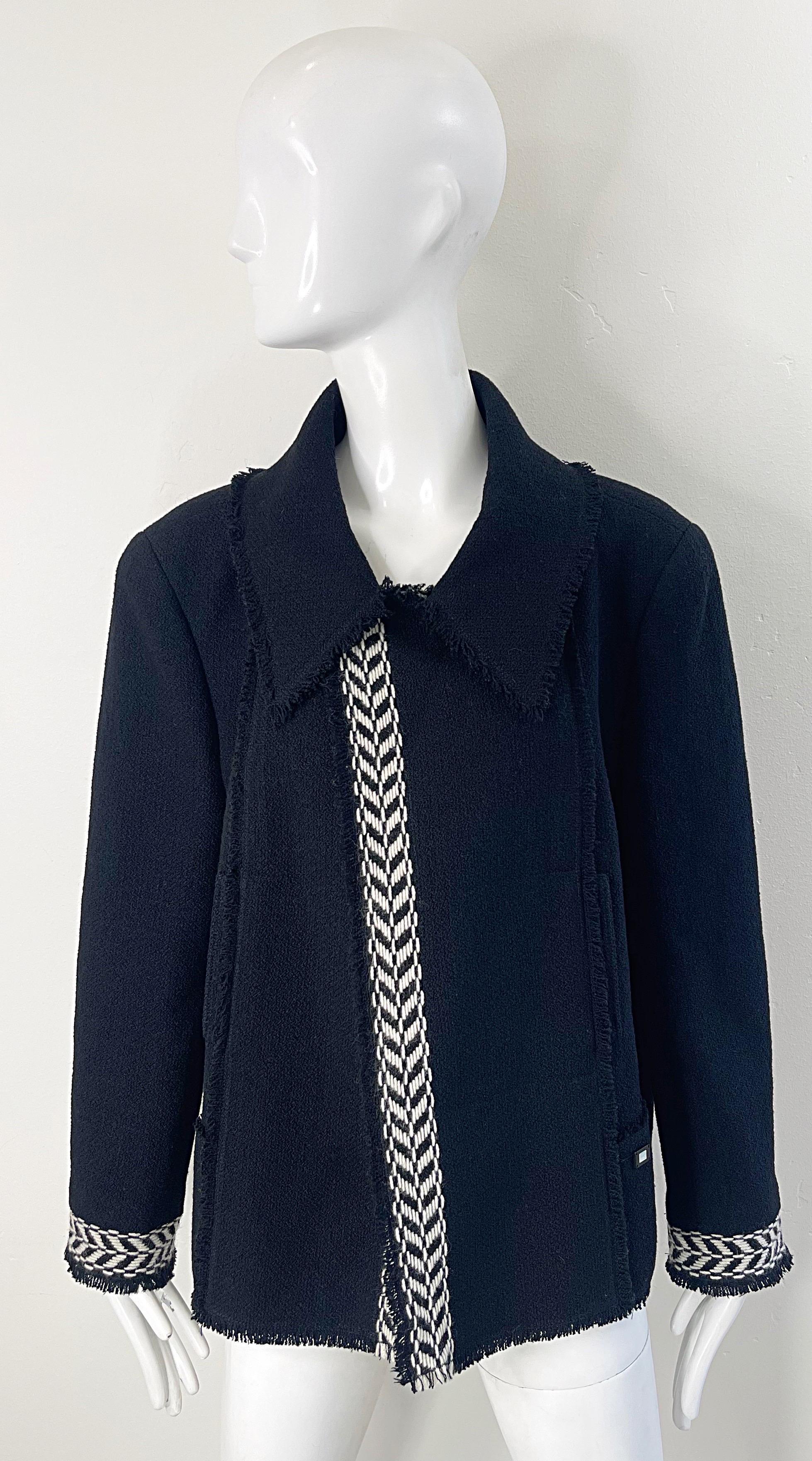 Una dimensione così impossibile da trovare.
Chic e classica giacca vintage Chanel Autunno 2004 in tweed bianco e nero. Disegnato da Karl Lagerfeld, questo capo di abbigliamento è caratterizzato da un motivo a spina di pesce lungo il centro della