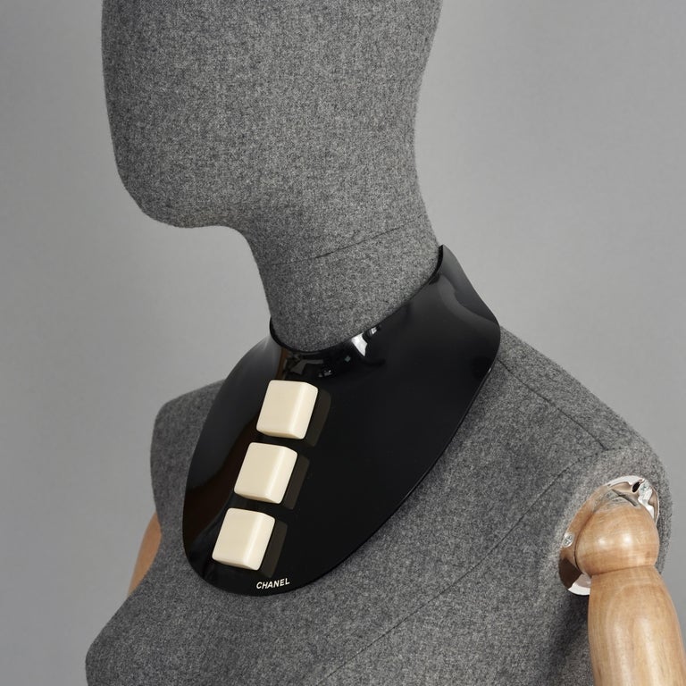 CHANEL FALL 2007 Black and White Resin Breastplate Choker Necklace For Sale 7