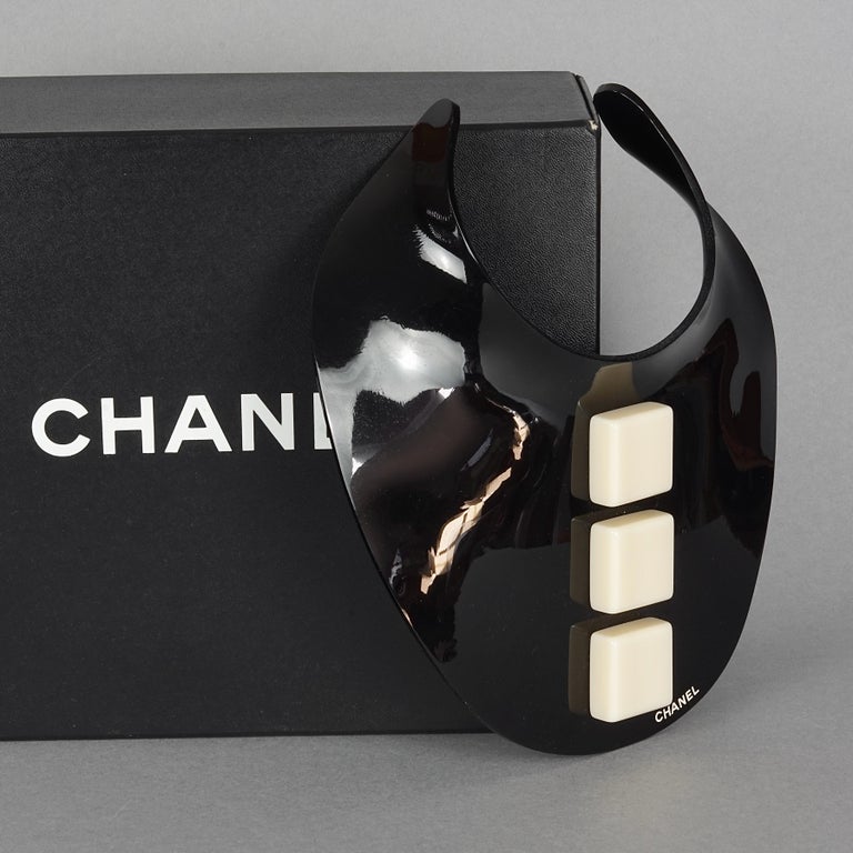 CHANEL FALL 2007 Black and White Resin Breastplate Choker Necklace In Excellent Condition For Sale In Kingersheim, Alsace