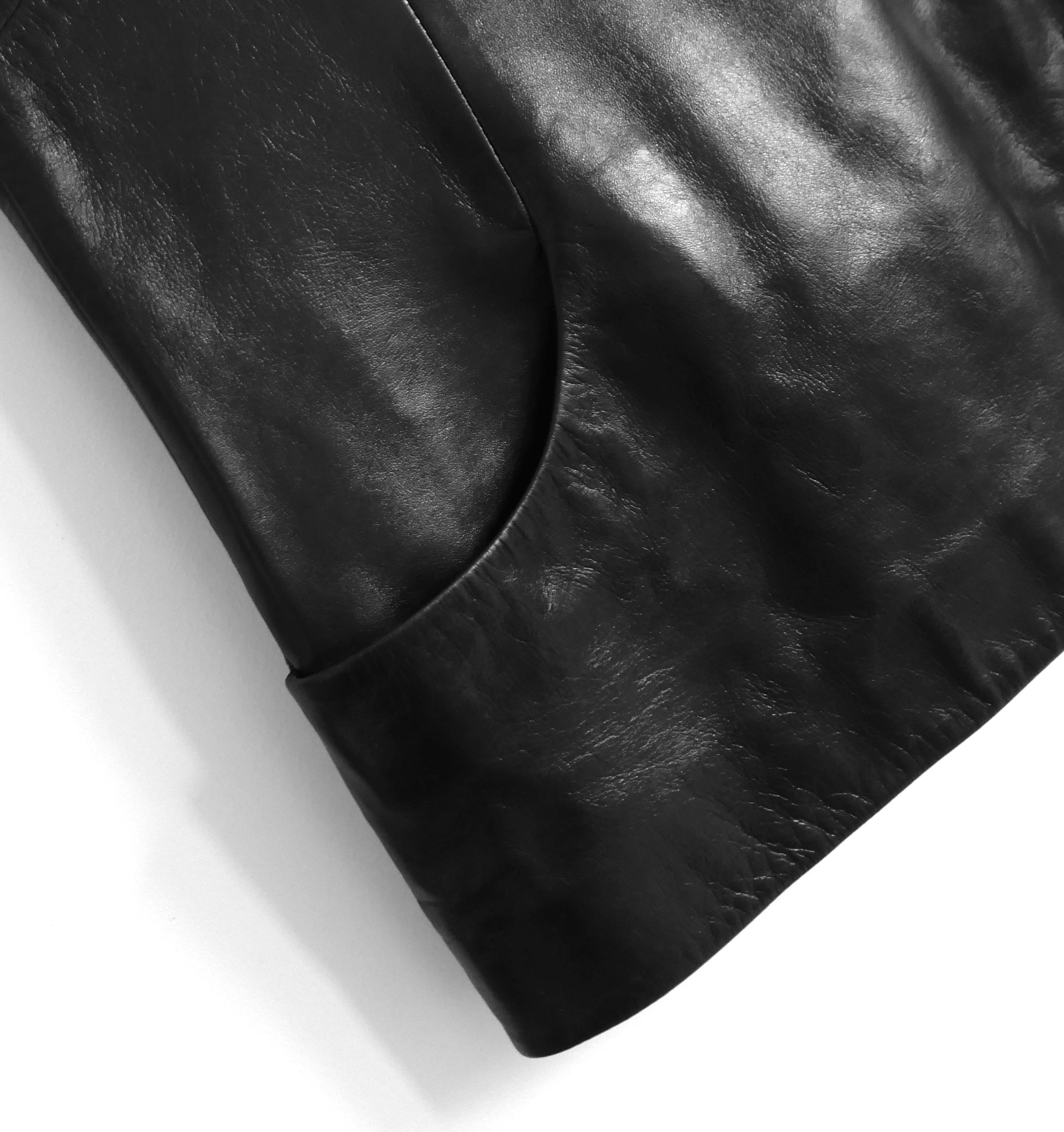 Splendido top in pelle Chanel d'archivio della collezione Autunno 2008 08A. Non indossato. Realizzato in pelle di agnello nera lucida  con fodera in camelia di seta nera. Splendidamente confezionato con busto con pinces, tasche sui fianchi a