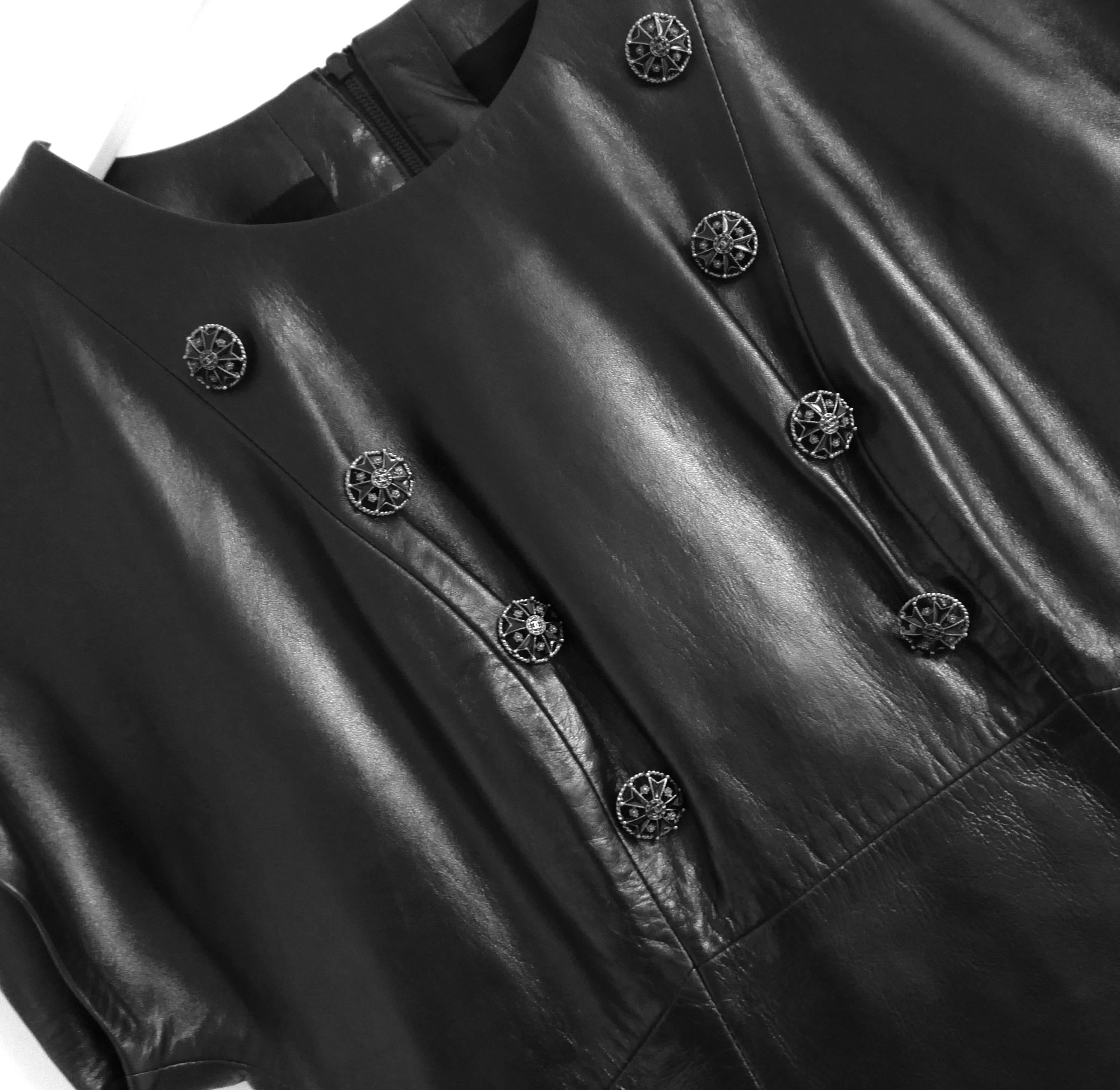 Nero Chanel Autunno 2008 - Top sartoriale con dettaglio di bottoni in pelle in vendita