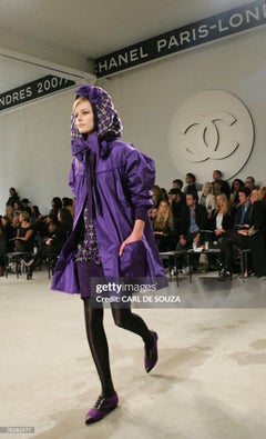 Abrigo tipo «babydoll» de Chanel, colección otoño 2008, de tafetán de seda morado con lazo