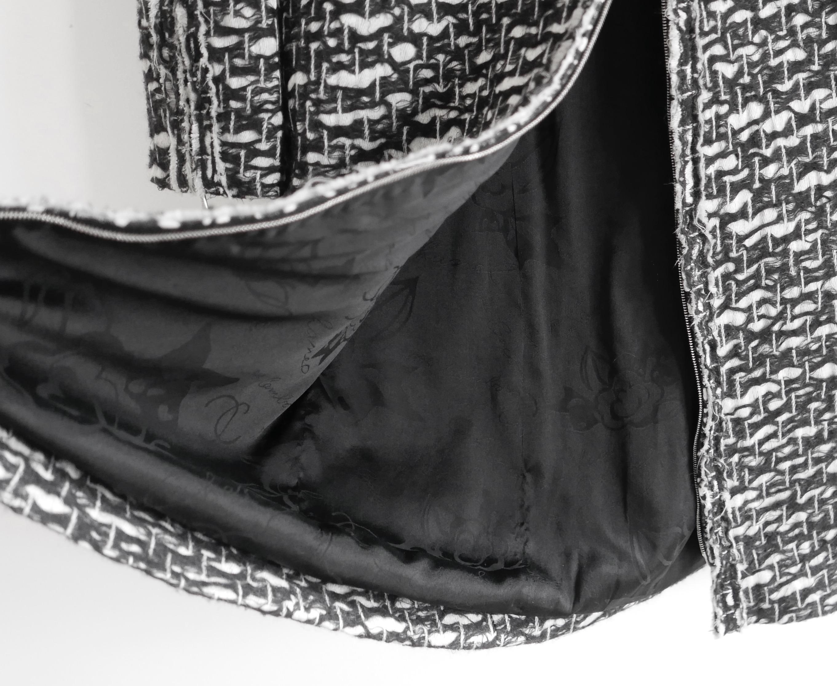 Manteau en tweed tissé noir et blanc de Chanel, automne 2010 Pour femmes en vente
