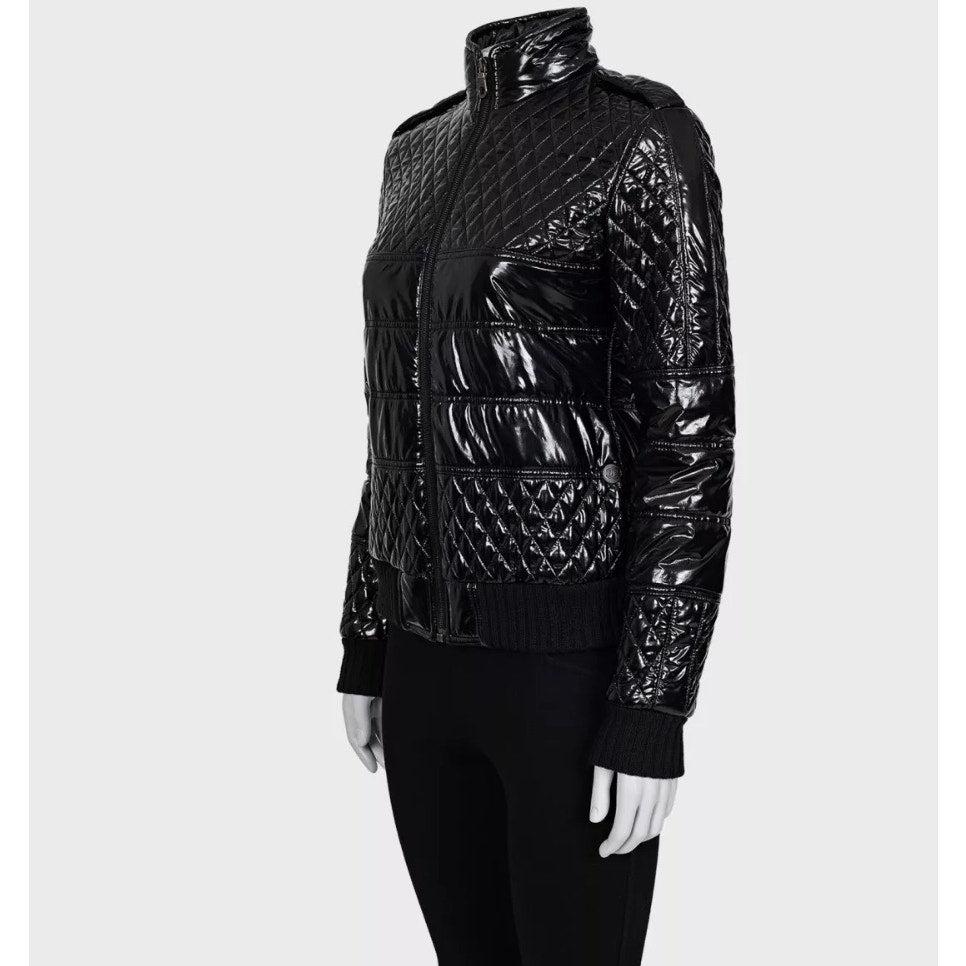 Eleva il tuo guardaroba con questa splendida giacca Chanel della collezione Autunno 2011 di Karl Lagerfeld! Questa giacca mette in mostra l'iconica raffinatezza e il design architettonico di Chanel. 
Realizzato in una miscela di poliuretano e