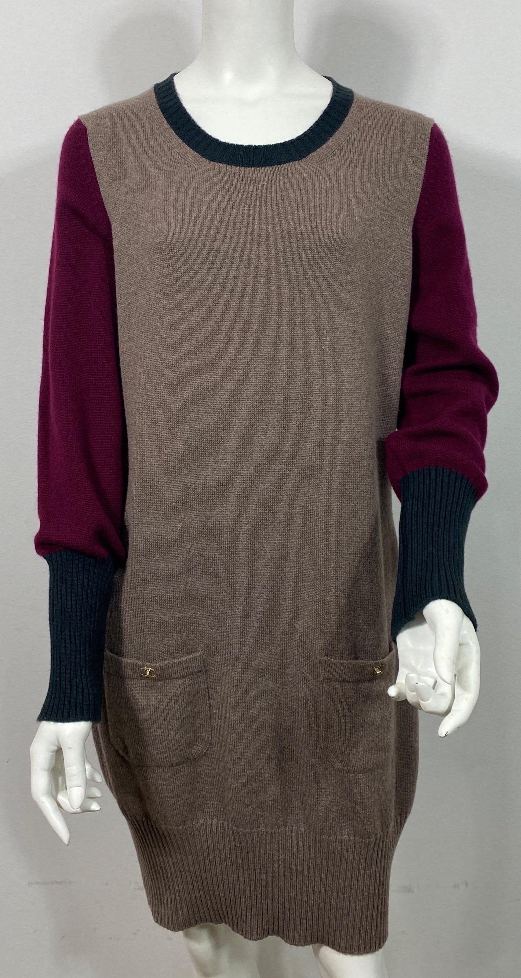 Chanel Herbst 2011 Ineinandergreifendes CC Kaschmirkleid-Größe 46  Dieses Kaschmir-Pulloverkleid aus der Herbstkollektion 2011 von Karl Lagerfeld ist aus 100% weichem Kaschmir gefertigt. Die Vorder- und Rückseite des Kleides ist hellbraun mit einem