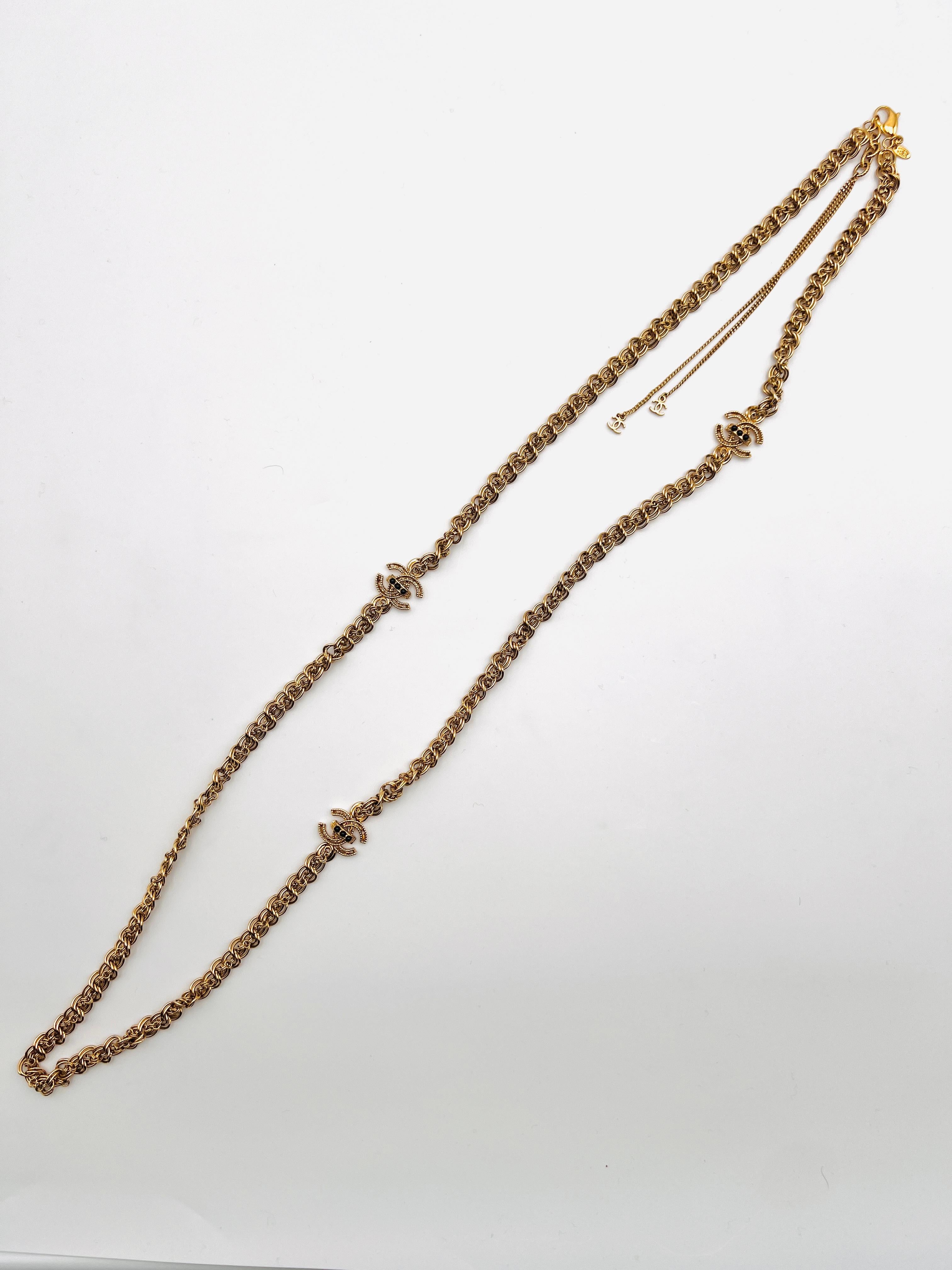 Collana Chanel long sautoir Paris-Bombay métier d'art collection 2011 ( Maison Gossen per il laboratorio d'arte)
Logo Chanel 3 CC. Ogni logo Chanel ha 3 perle blu aperte sul CC.

Le Case d'Arte Chanel riuniscono diverse centinaia di ricamatori,