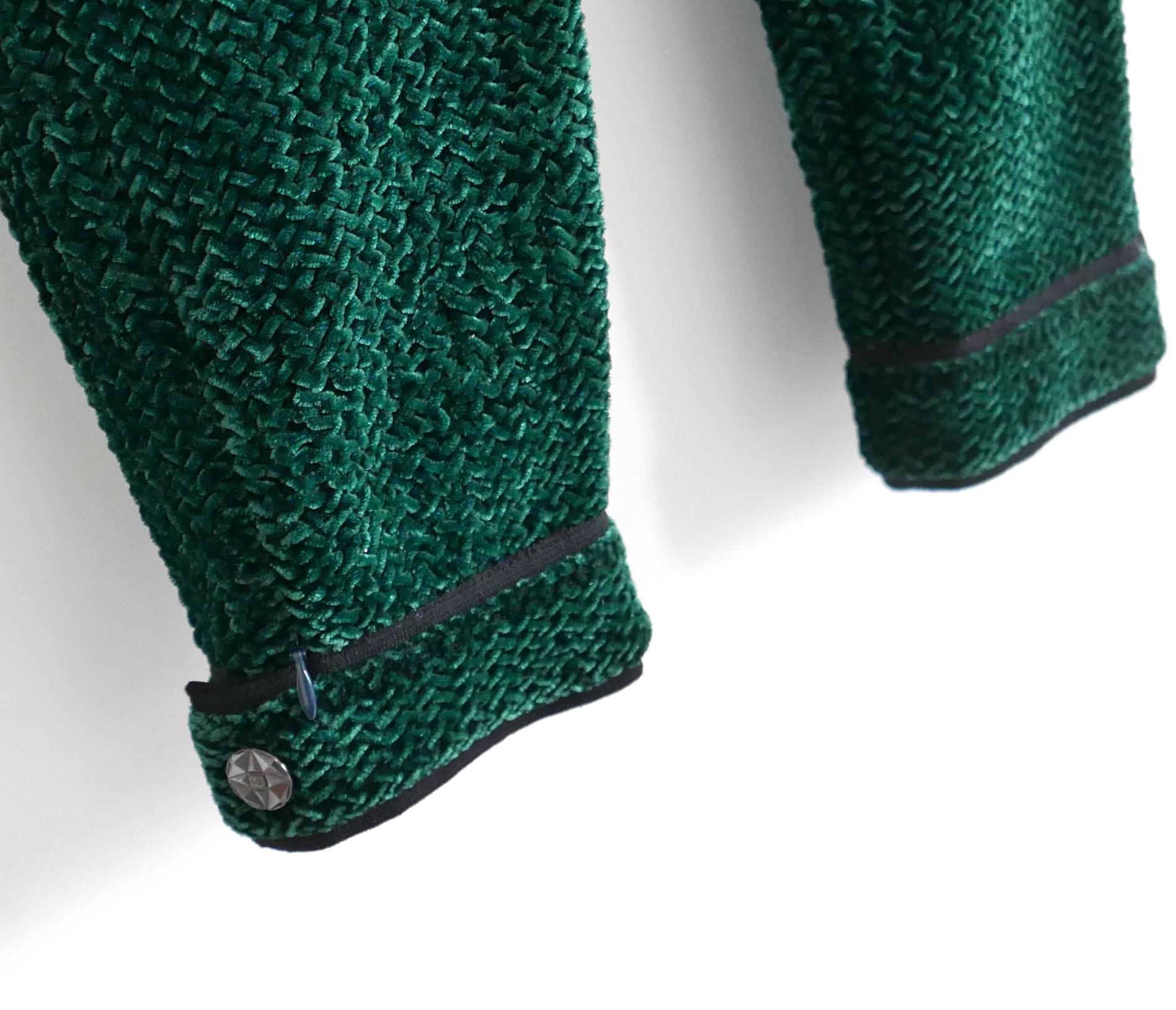 Étonnant pantalon pousse-pédale Chanel de la collection automne 2012. look 17 sur le défilé. Non porté, avec un échantillon de tissu de rechange inclus. 
Réalisé en velours extensible de viscose/soie vert émeraude superbement texturé, avec passepoil