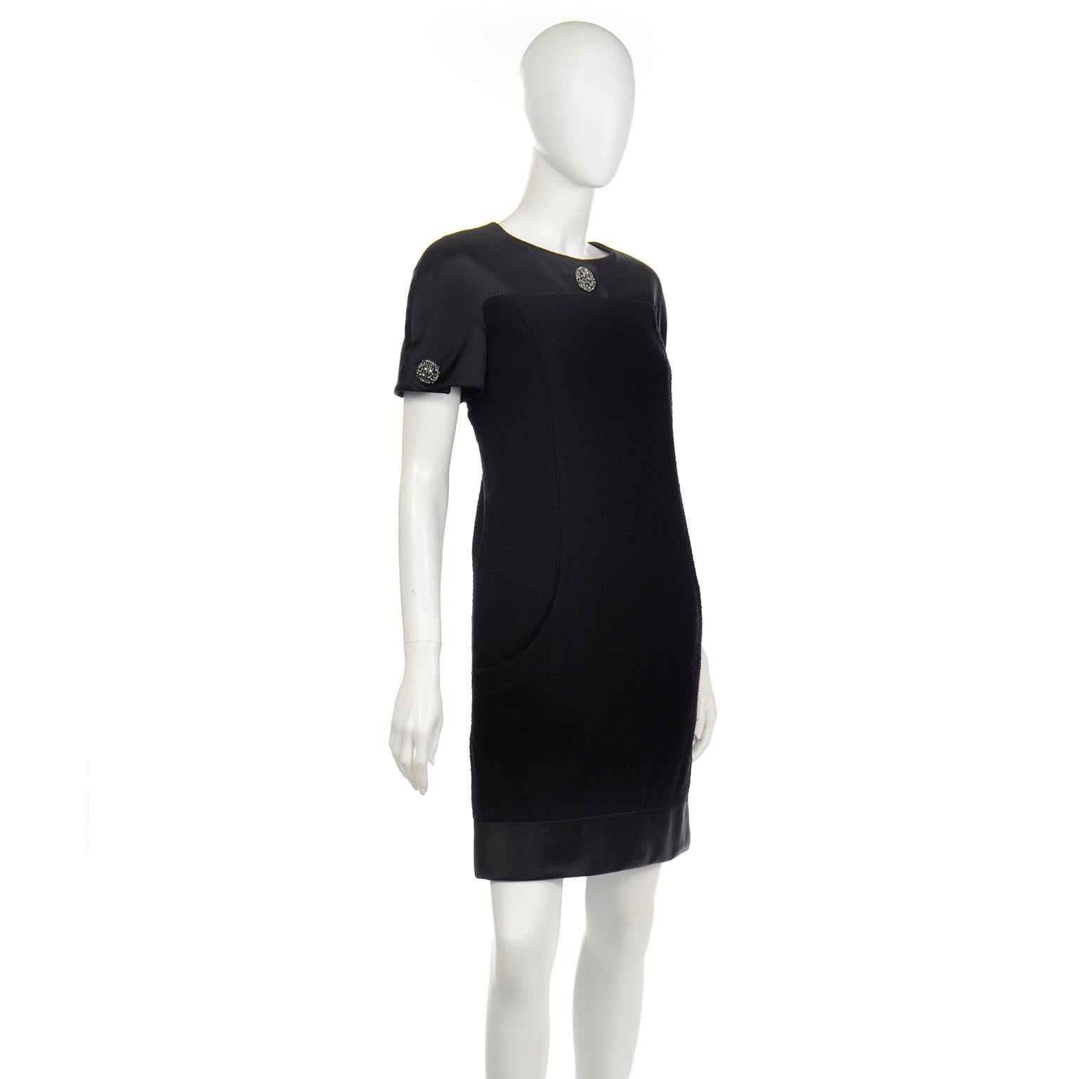 Chanel Chanel Herbst 2015 Schwarzes Kleid aus Woll-Bouclé und Seide mit kurzen Ärmeln und Gripoix-Knöpfen im Zustand „Hervorragend“ im Angebot in Portland, OR