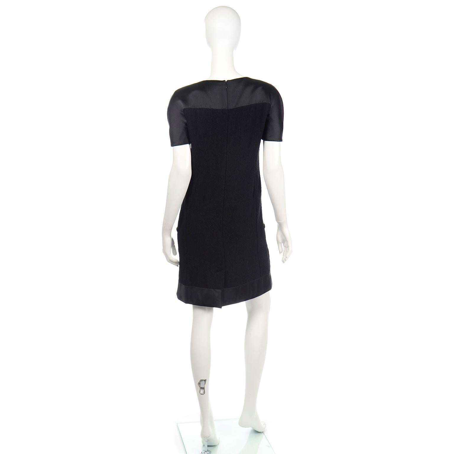 Chanel Chanel Herbst 2015 Schwarzes Kleid aus Woll-Bouclé und Seide mit kurzen Ärmeln und Gripoix-Knöpfen Damen im Angebot