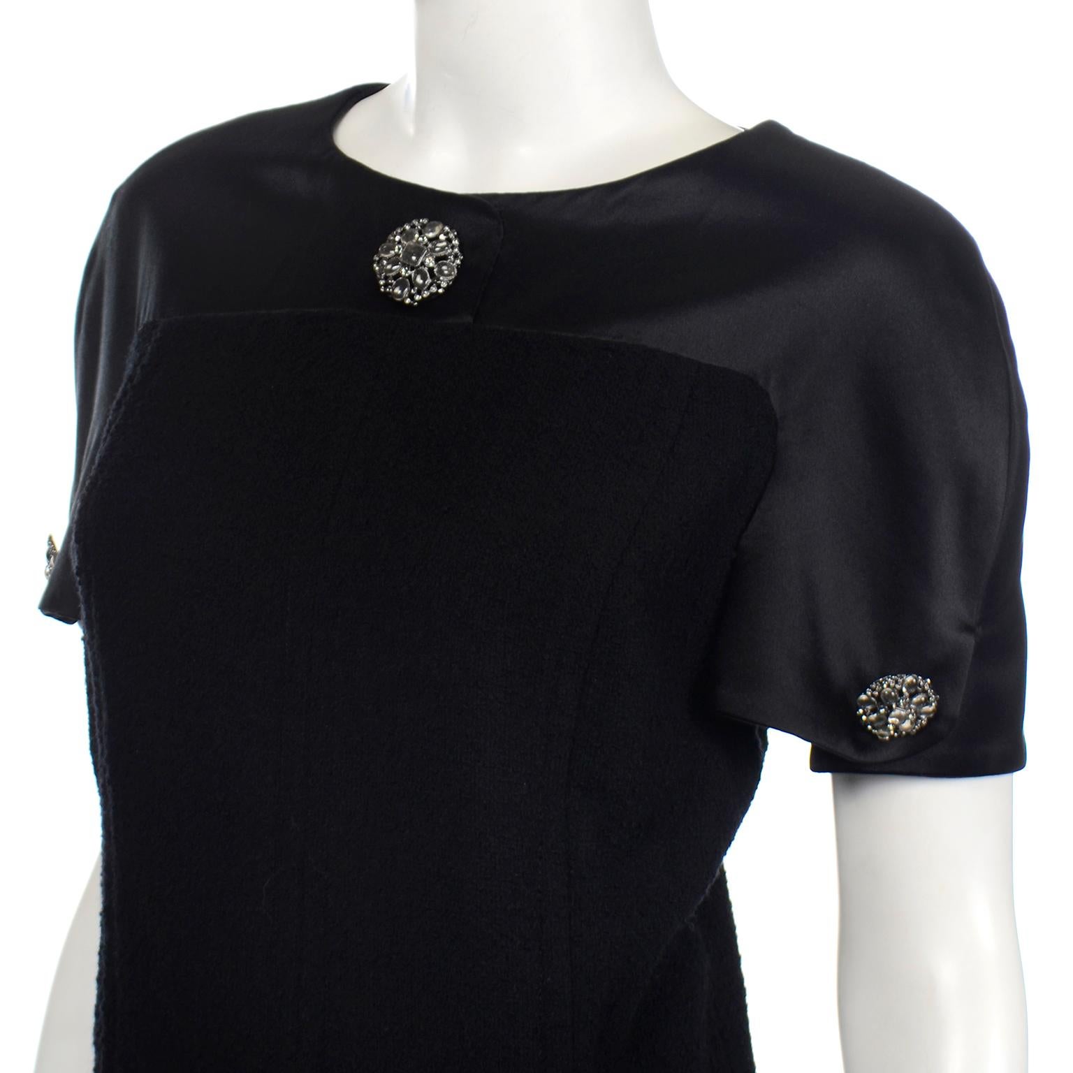 Chanel Chanel Herbst 2015 Schwarzes Kleid aus Woll-Bouclé und Seide mit kurzen Ärmeln und Gripoix-Knöpfen im Angebot 1