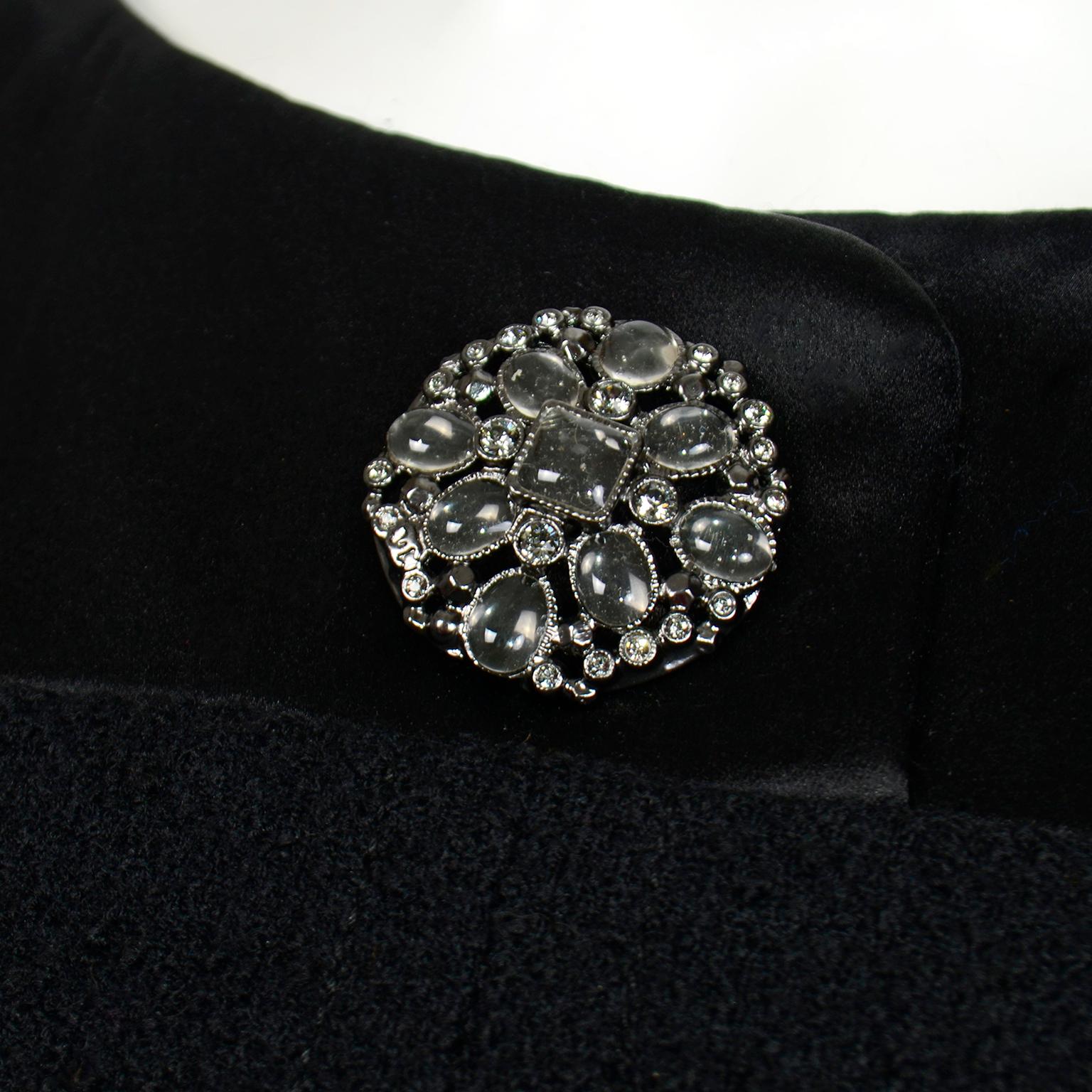Chanel Chanel Herbst 2015 Schwarzes Kleid aus Woll-Bouclé und Seide mit kurzen Ärmeln und Gripoix-Knöpfen im Angebot 3