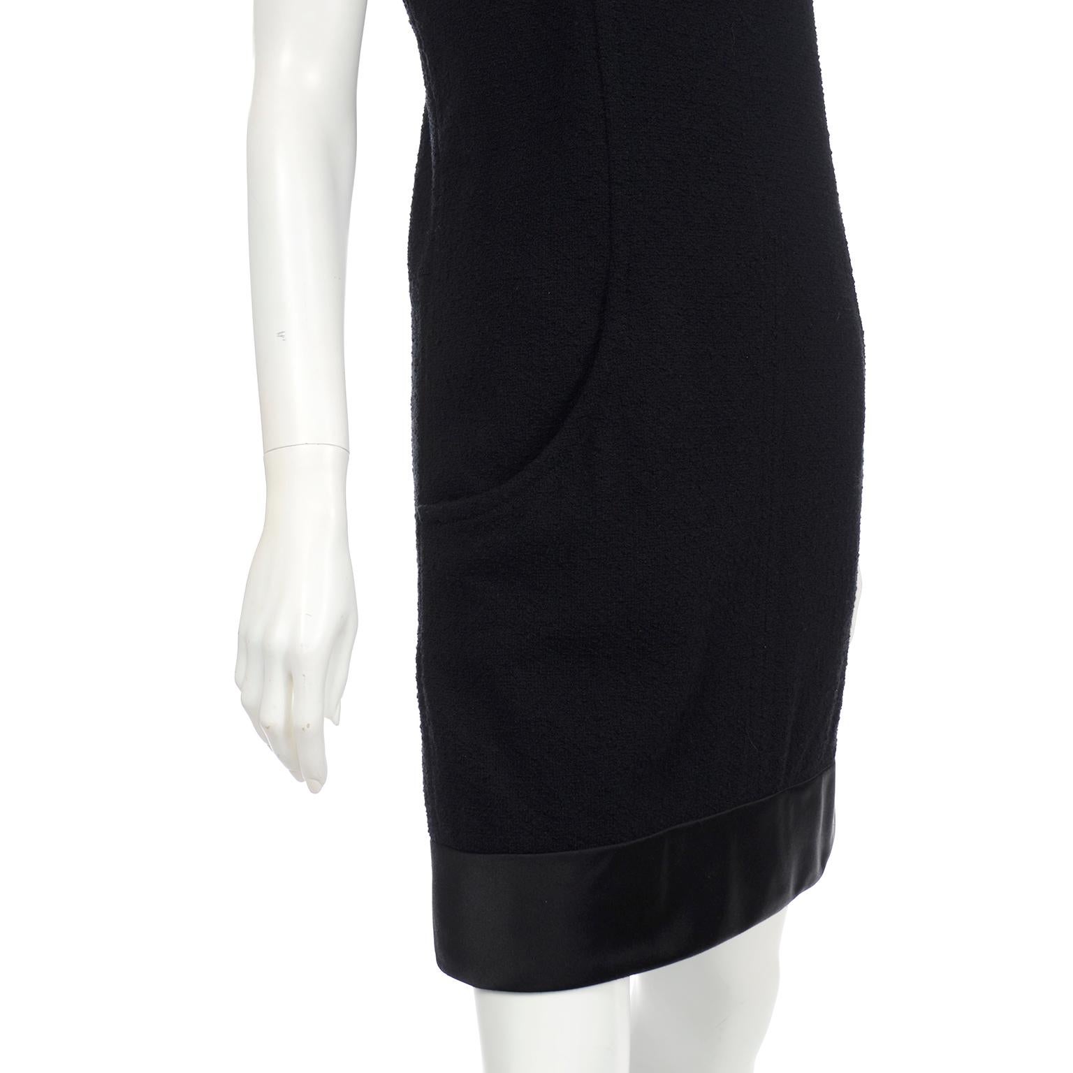 Chanel Chanel Herbst 2015 Schwarzes Kleid aus Woll-Bouclé und Seide mit kurzen Ärmeln und Gripoix-Knöpfen im Angebot 5