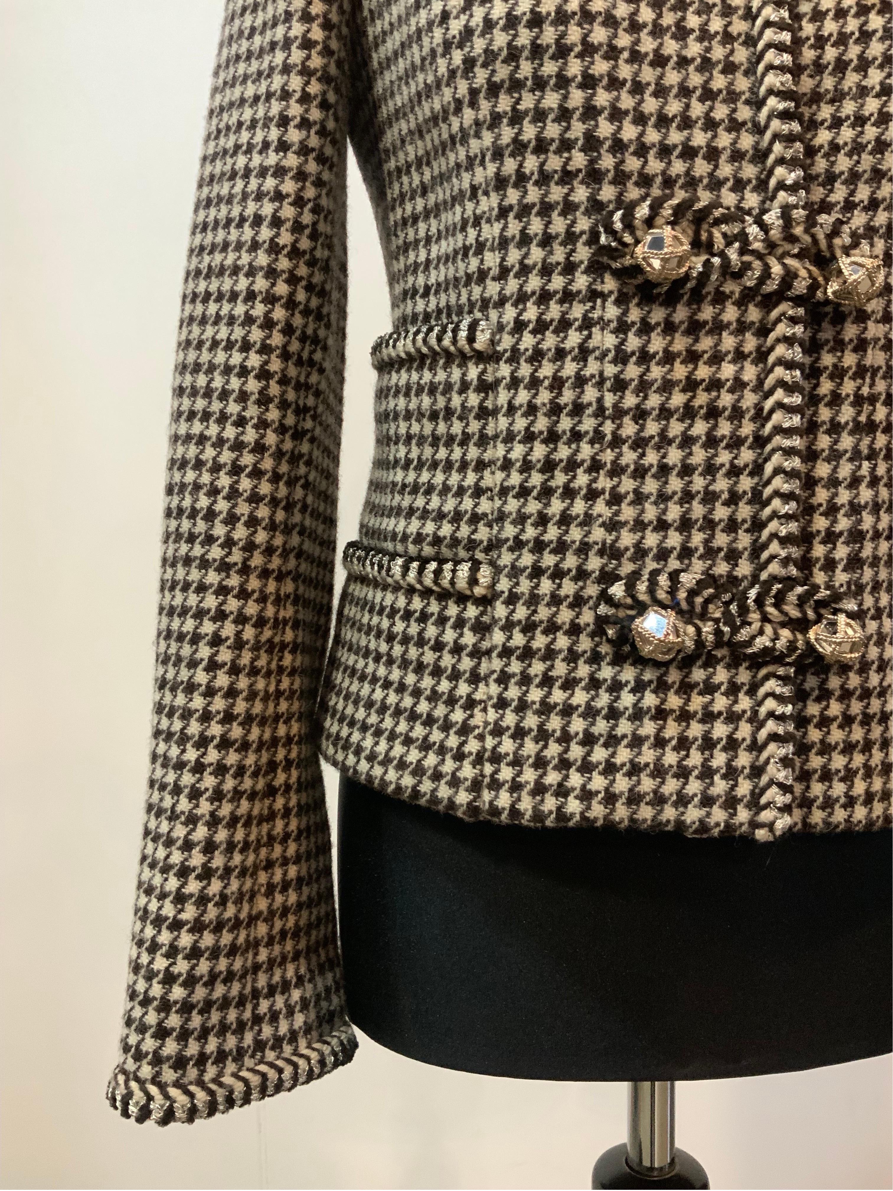 Chanel jacket.
Fall 2015 Ready to wear.
In wool, lined in silk.
Features light padding in the shoulders.
Features internal chain.
Closure with beautiful jewel buttons.
French size 34 which corresponds to an Italian 38.
Shoulders 40 cm
Bust 42
