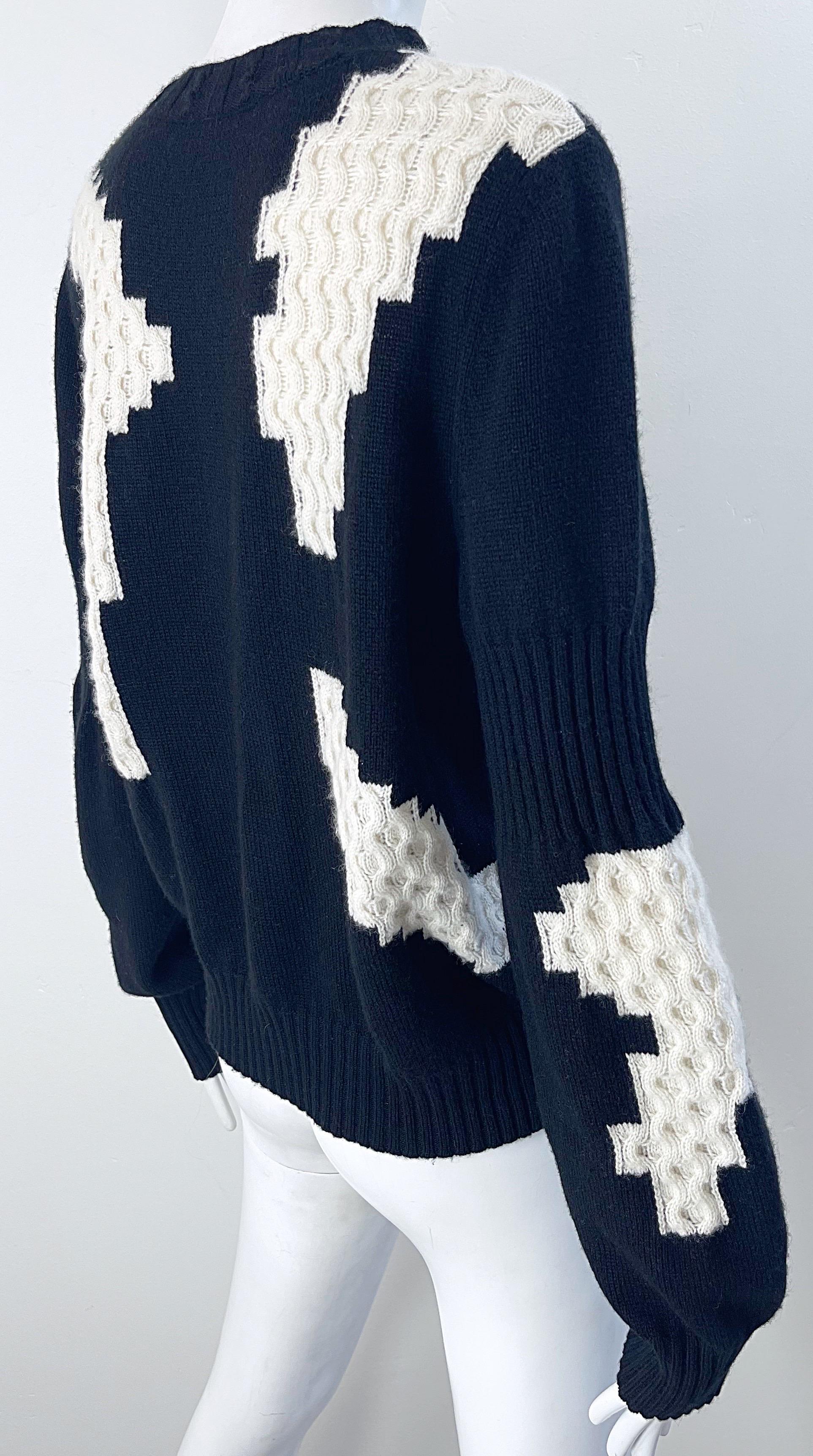 Chanel automne 2016 Taille 40 / 8 - 10 Top pull en cachemire noir et blanc abstrait. en vente 5