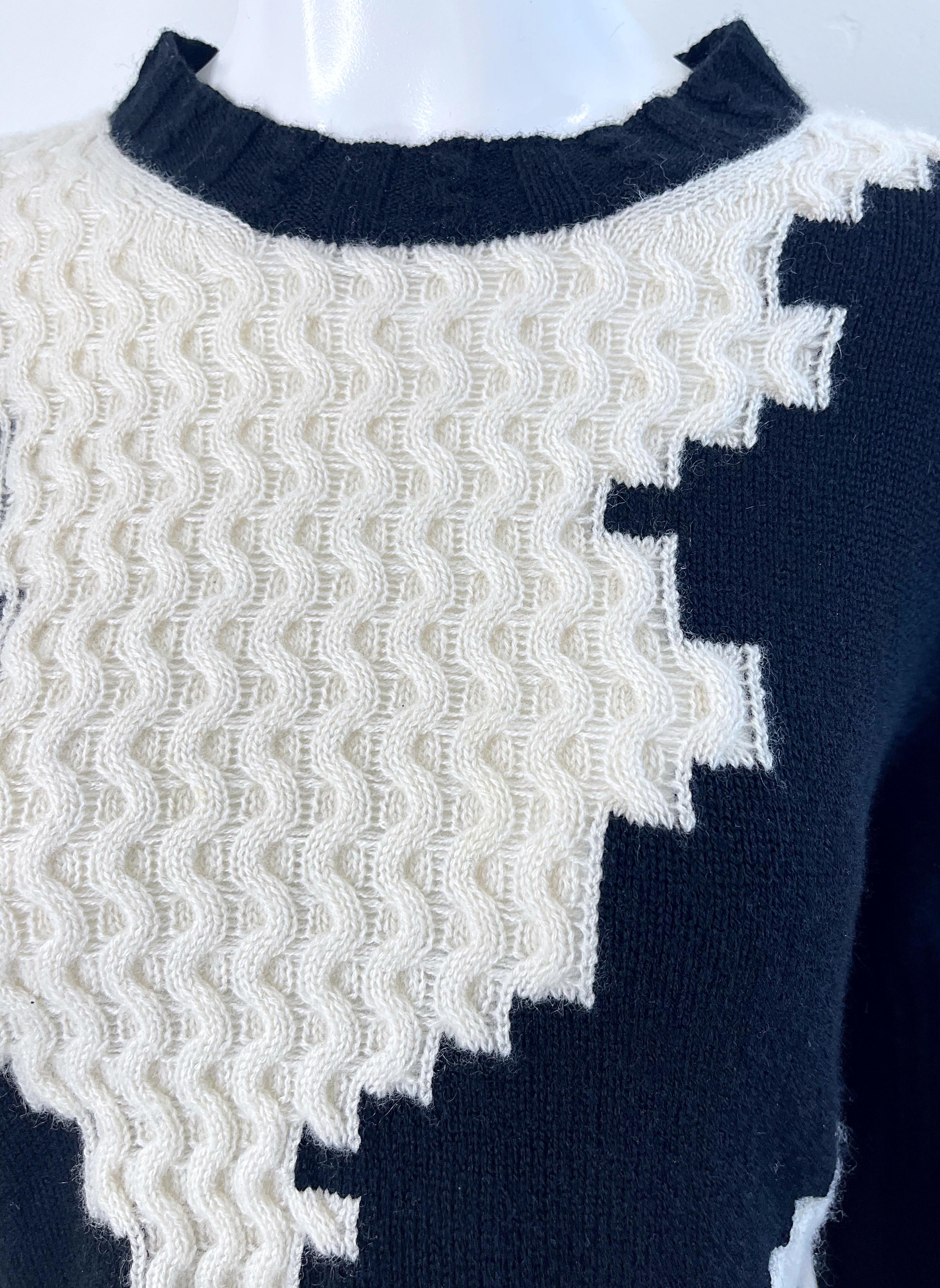 Chanel automne 2016 Taille 40 / 8 - 10 Top pull en cachemire noir et blanc abstrait. en vente 6