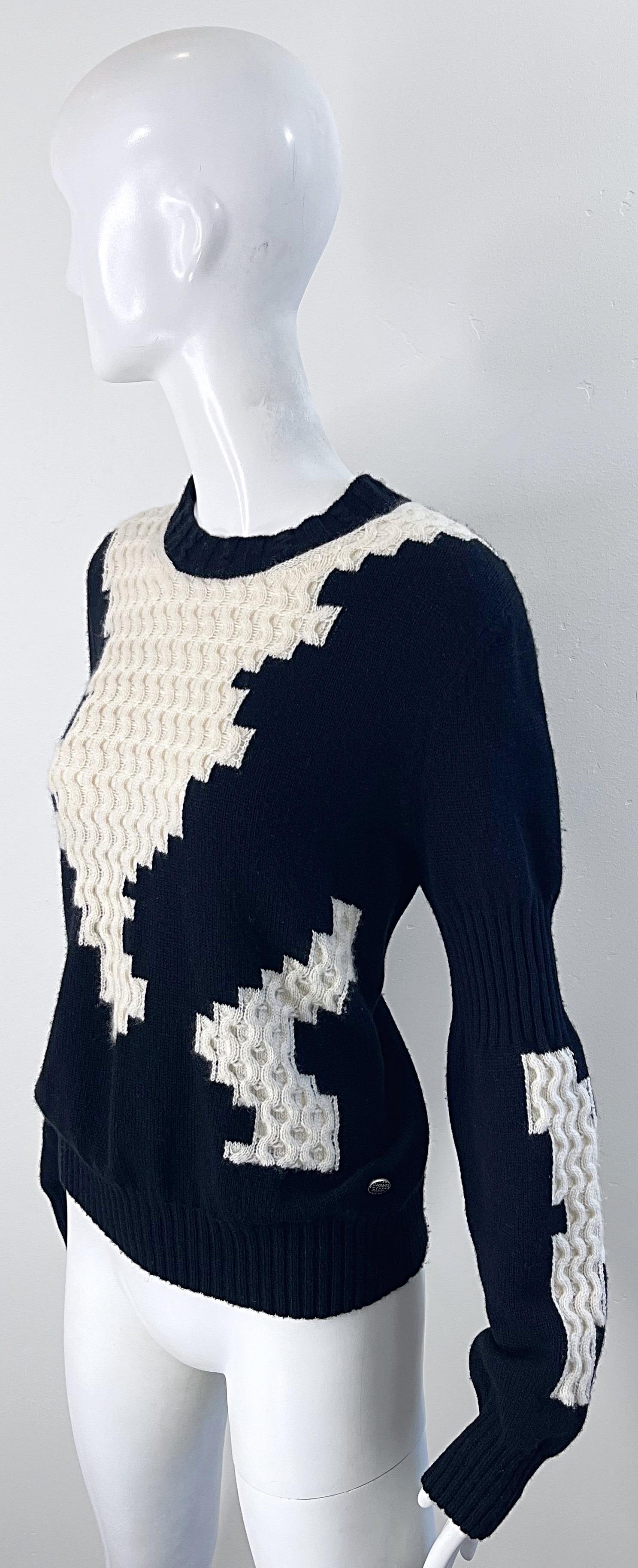 Chanel automne 2016 Taille 40 / 8 - 10 Top pull en cachemire noir et blanc abstrait. en vente 7