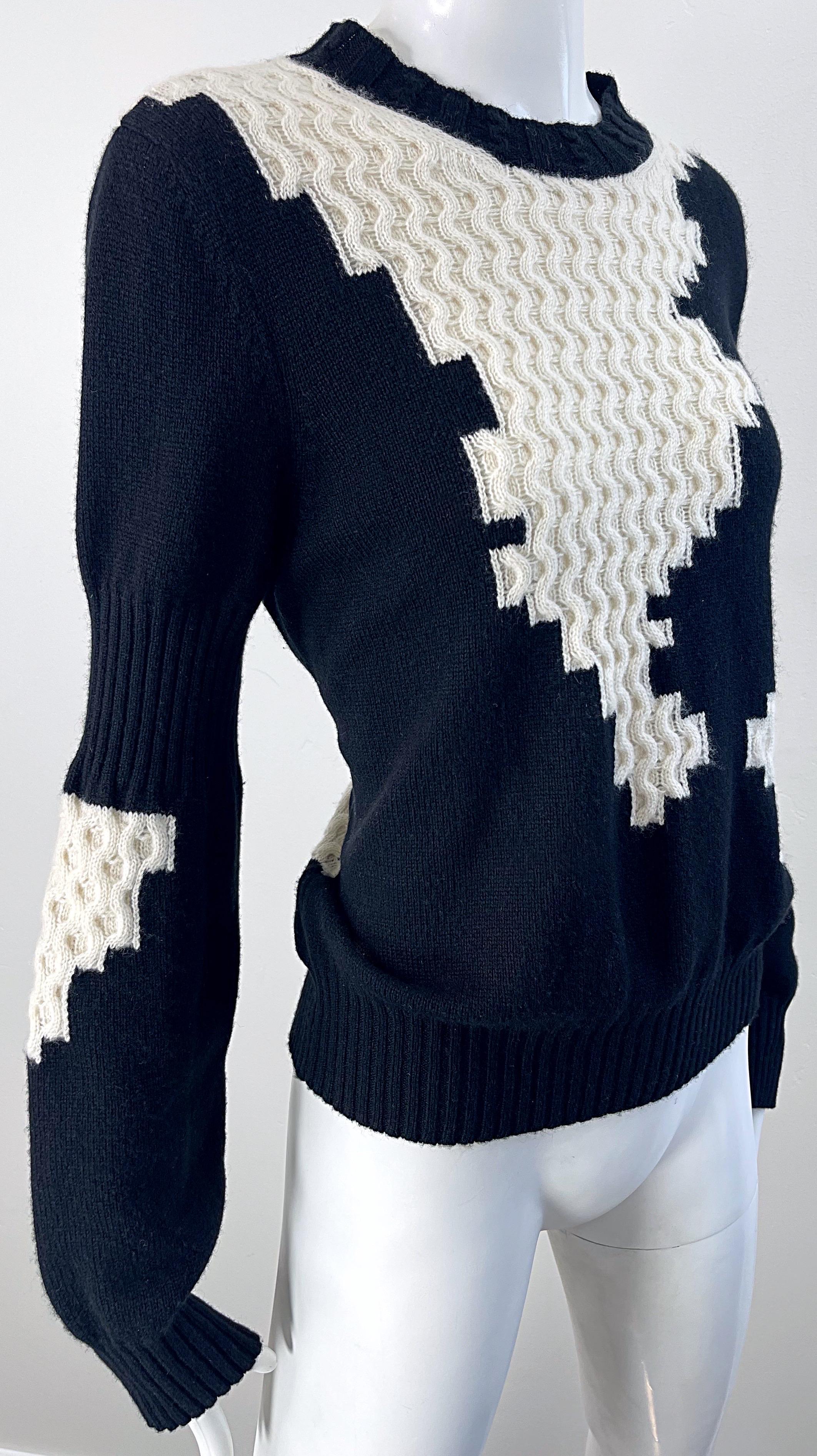Chanel automne 2016 Taille 40 / 8 - 10 Top pull en cachemire noir et blanc abstrait. en vente 8