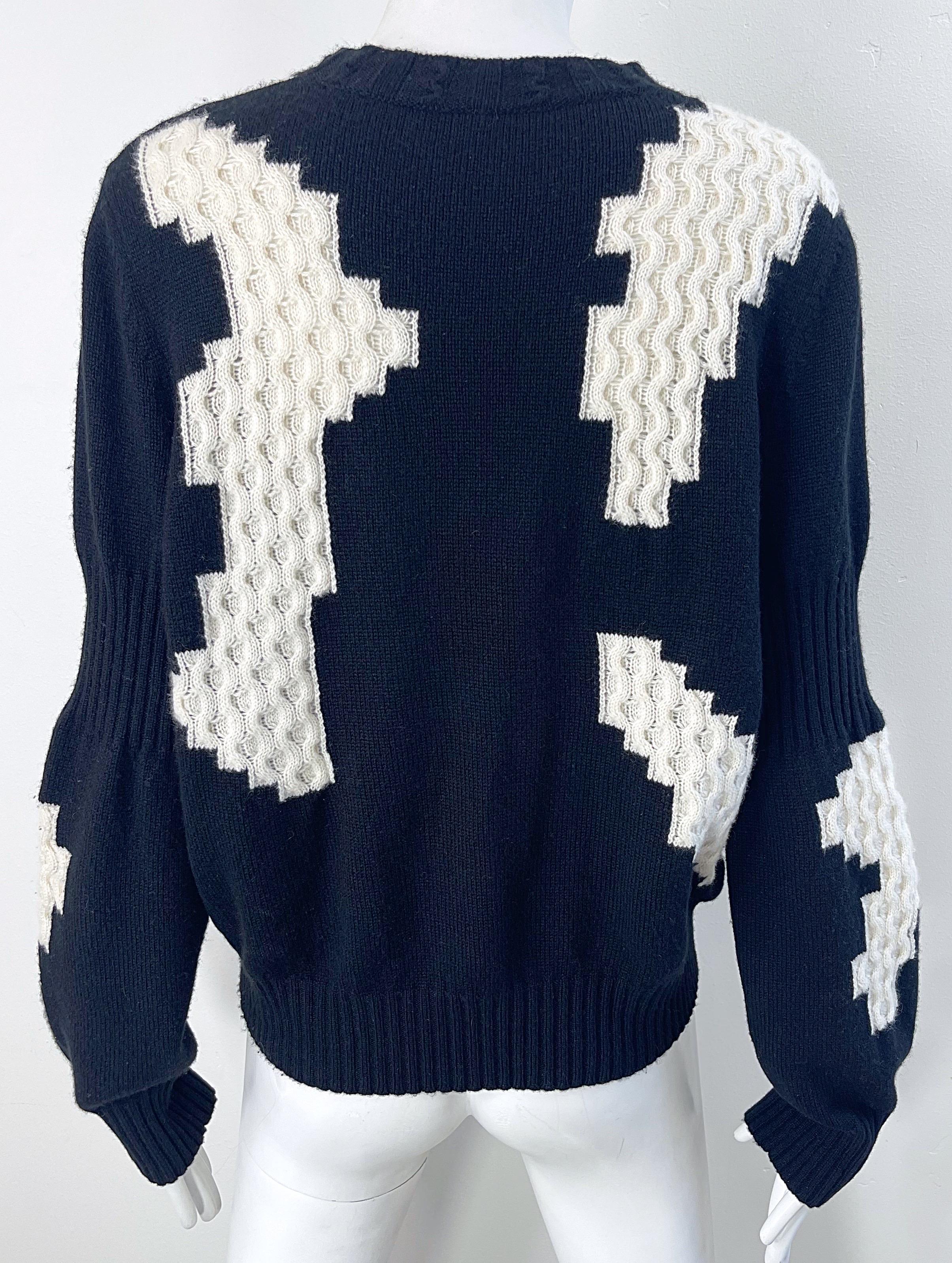 Chanel automne 2016 Taille 40 / 8 - 10 Top pull en cachemire noir et blanc abstrait. en vente 10