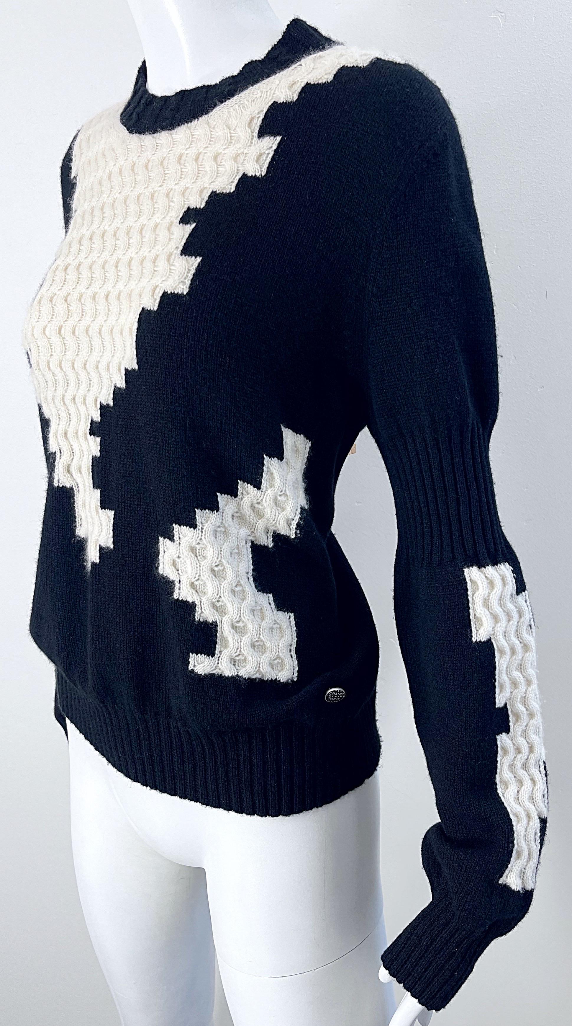 Chanel automne 2016 Taille 40 / 8 - 10 Top pull en cachemire noir et blanc abstrait. en vente 11