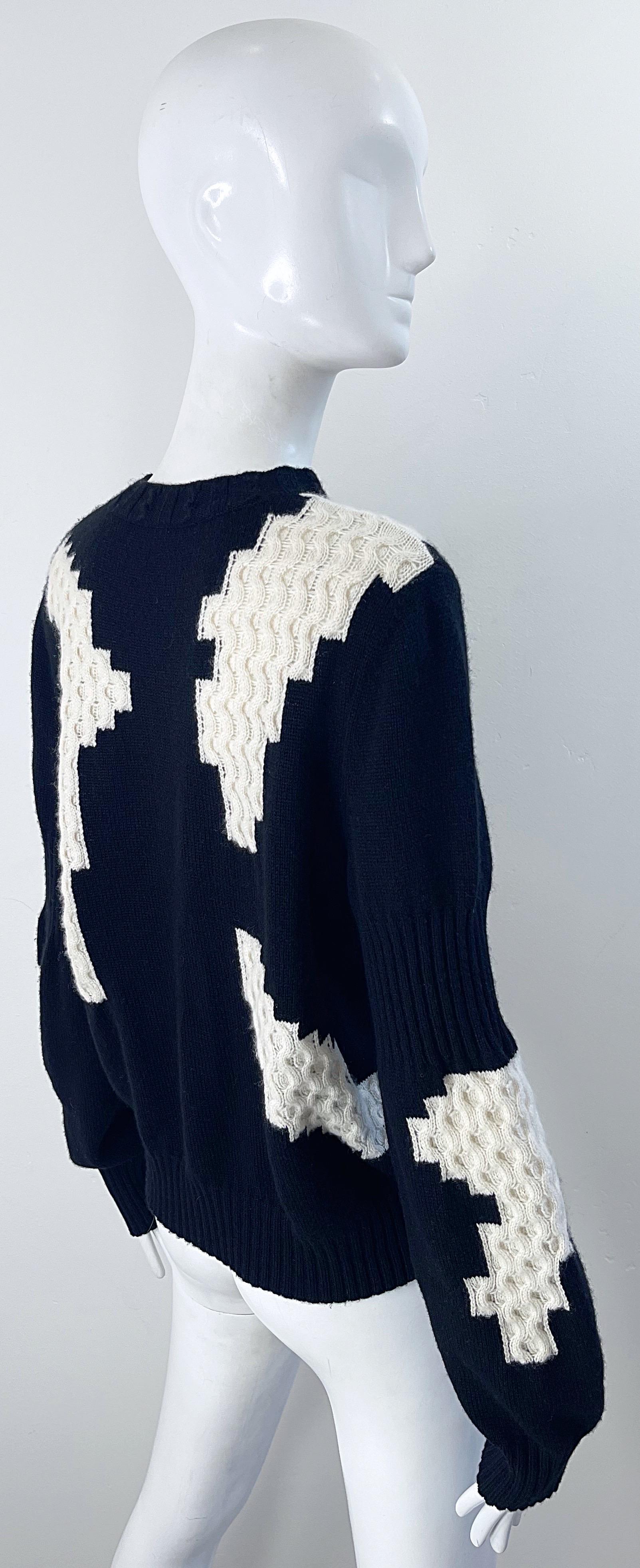 Chanel automne 2016 Taille 40 / 8 - 10 Top pull en cachemire noir et blanc abstrait. en vente 12