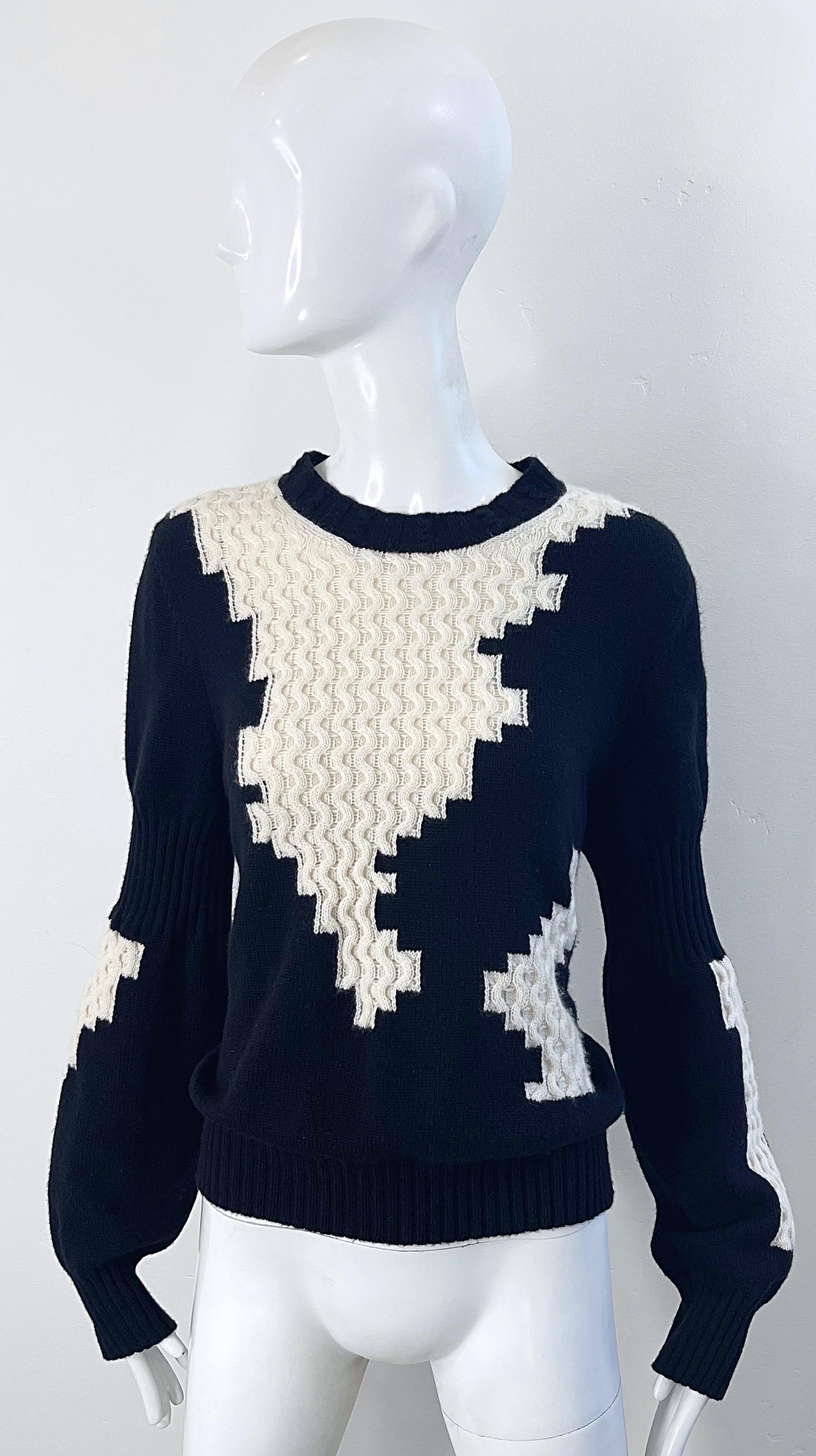Chanel automne 2016 Taille 40 / 8 - 10 Top pull en cachemire noir et blanc abstrait. en vente 13