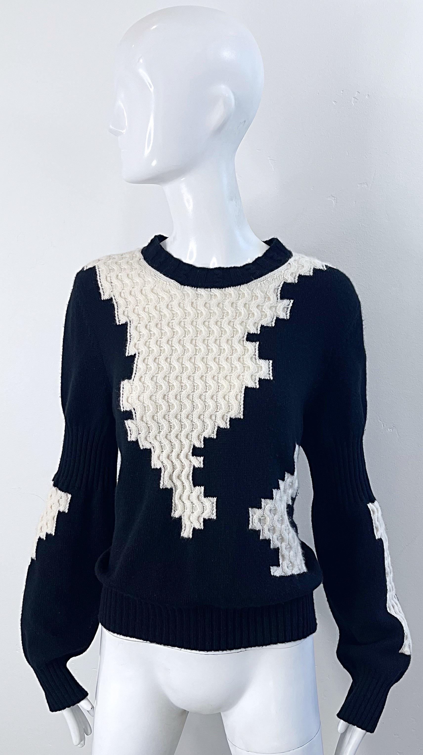 Luxueux Chanel automne 2016 noir et blanc  pull en cachemire à manches longues ! Vu sur Lindsey Wilson lors du dîner Chanel Fine Jewelry en l'honneur de Keira Knightly au Jewel Box, Bergdorf Goodman le 6 septembre 2016.
Extrêmement doux et très