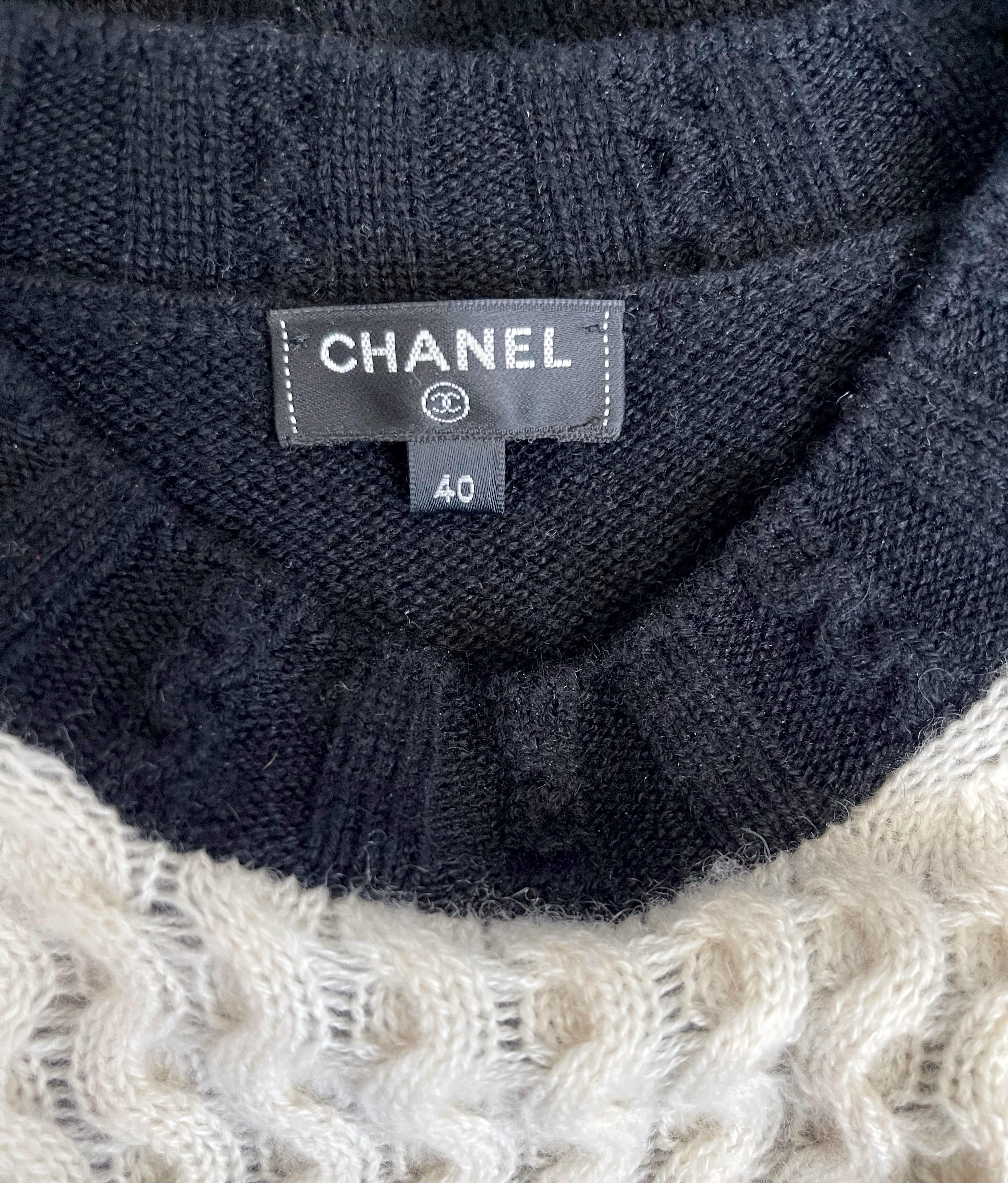 Noir Chanel automne 2016 Taille 40 / 8 - 10 Top pull en cachemire noir et blanc abstrait. en vente
