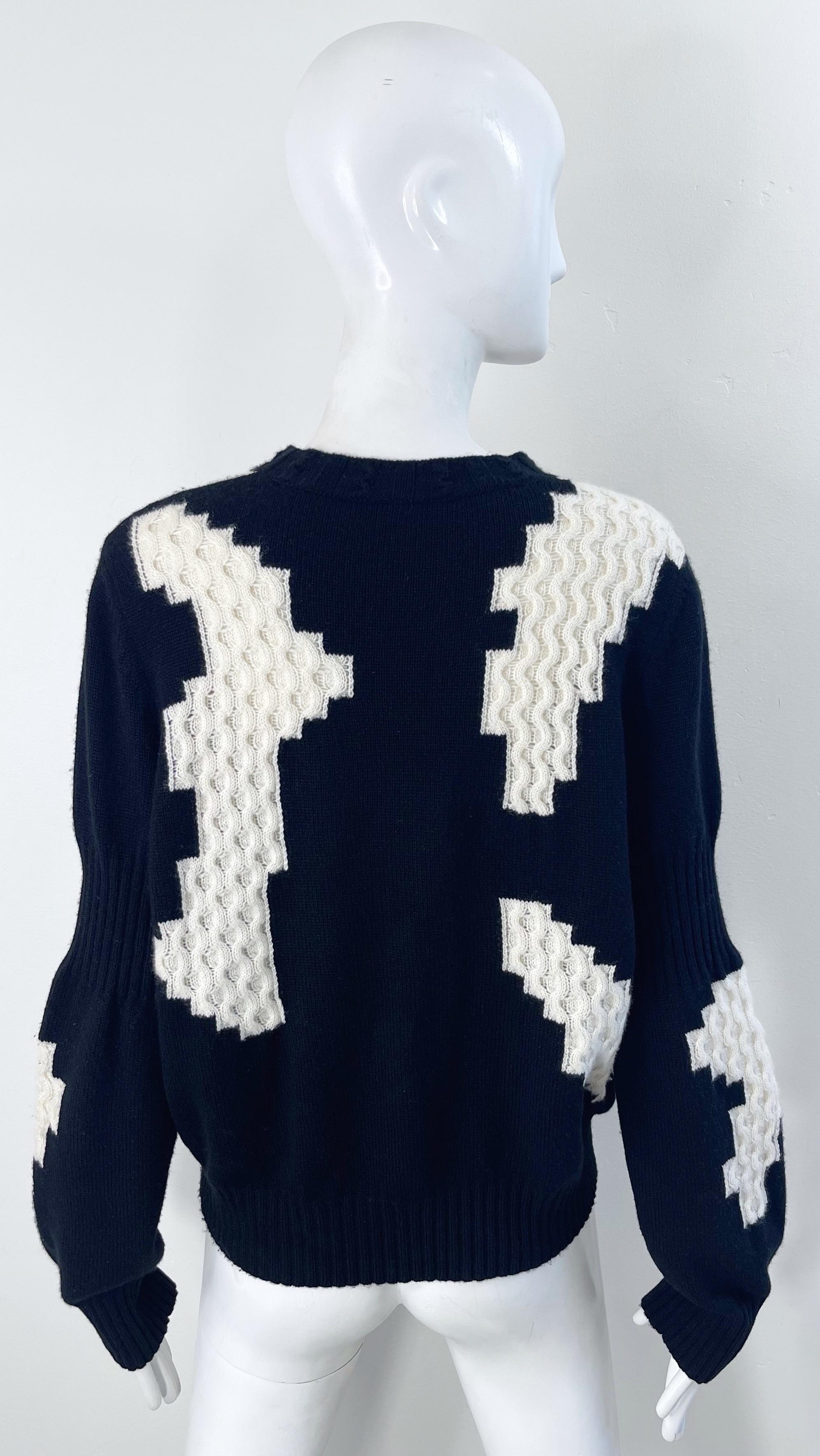 Chanel automne 2016 Taille 40 / 8 - 10 Top pull en cachemire noir et blanc abstrait. Excellent état - En vente à San Diego, CA