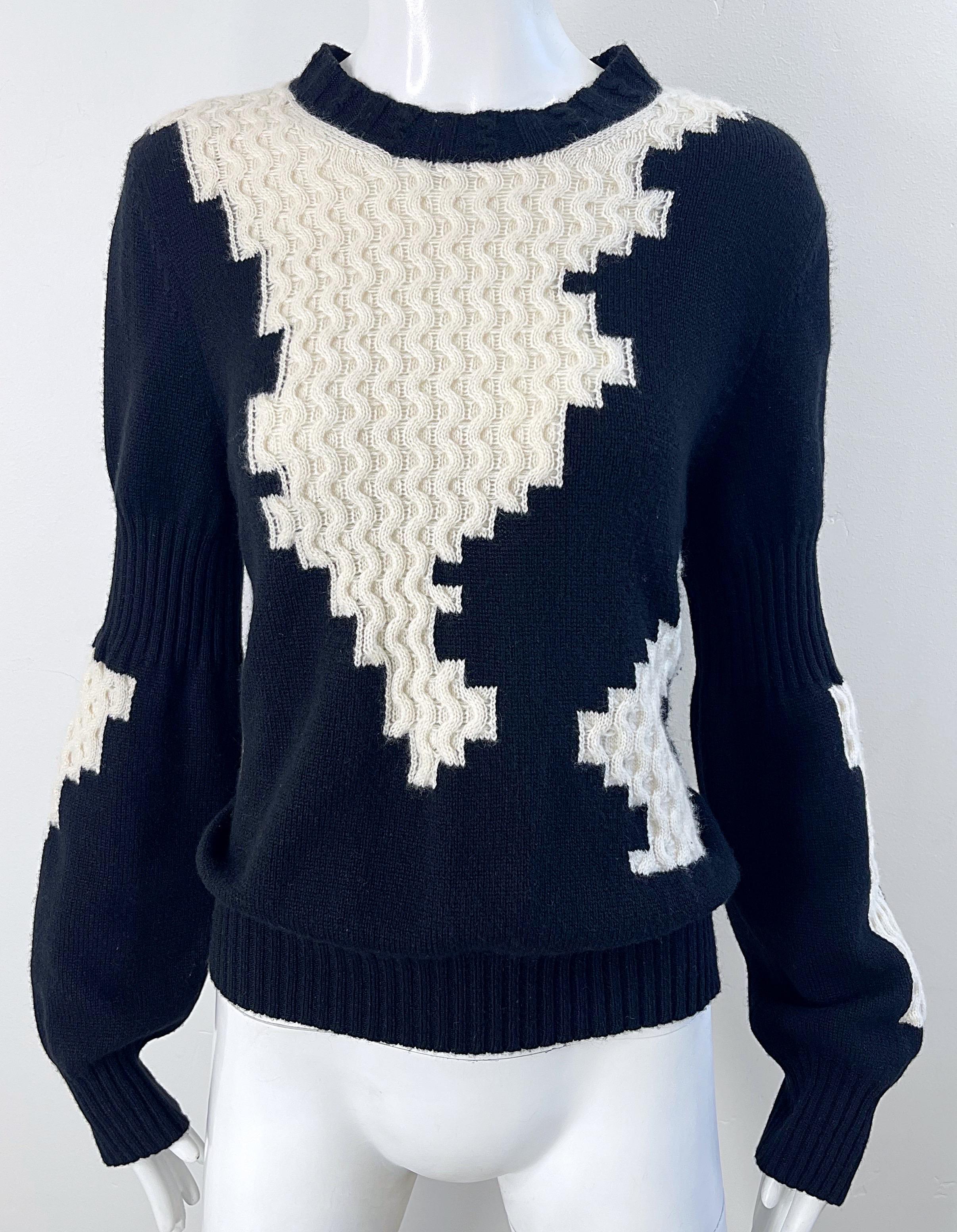 Chanel automne 2016 Taille 40 / 8 - 10 Top pull en cachemire noir et blanc abstrait. en vente 3