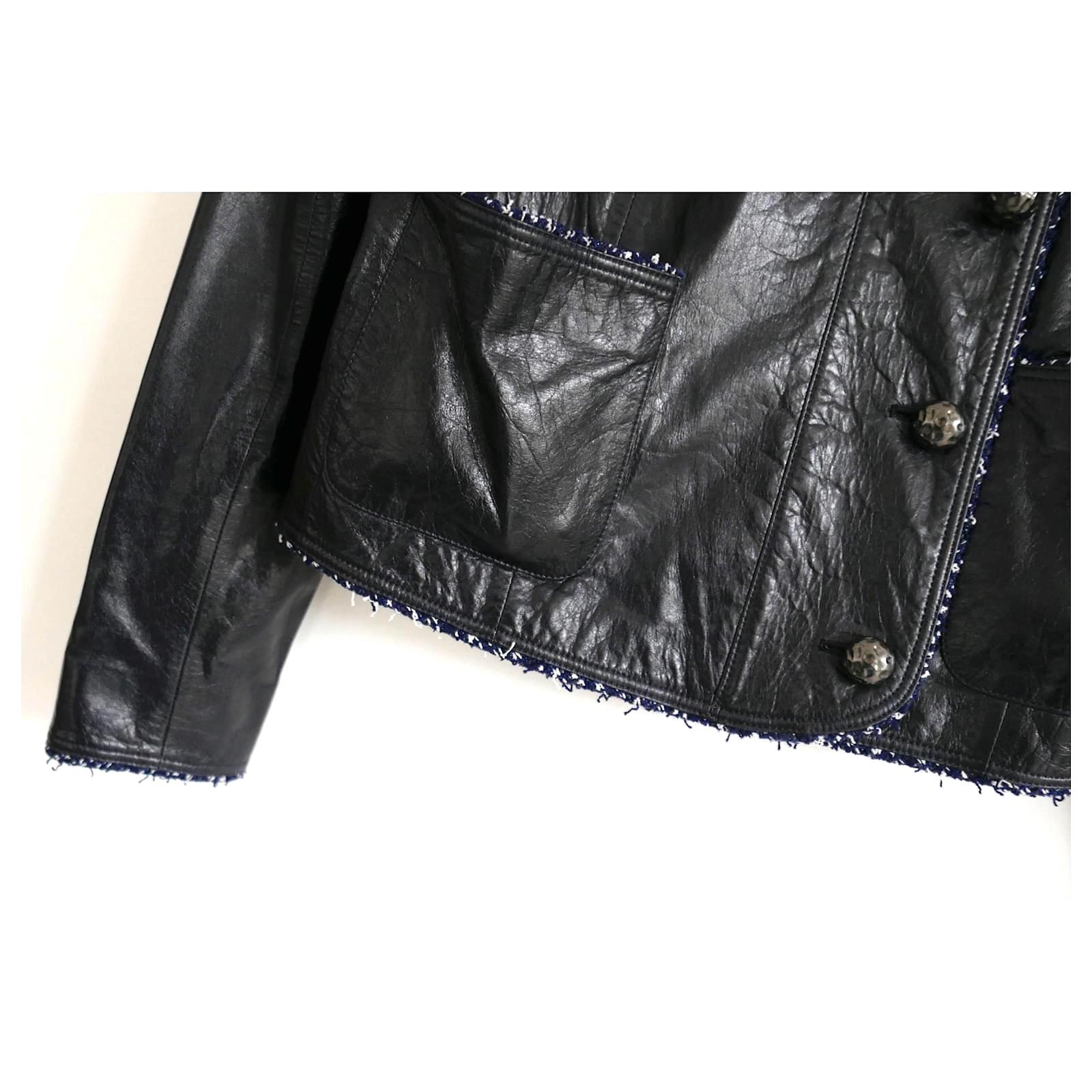 Étonnante veste en cuir garnie de tweed de Chanel, issue de la collection automne 2016. Porté deux fois. Confectionné en cuir d'agneau marine joliment texturé, il présente des finitions en tweed bleu et blanc et des empiècements cousus aux coudes.